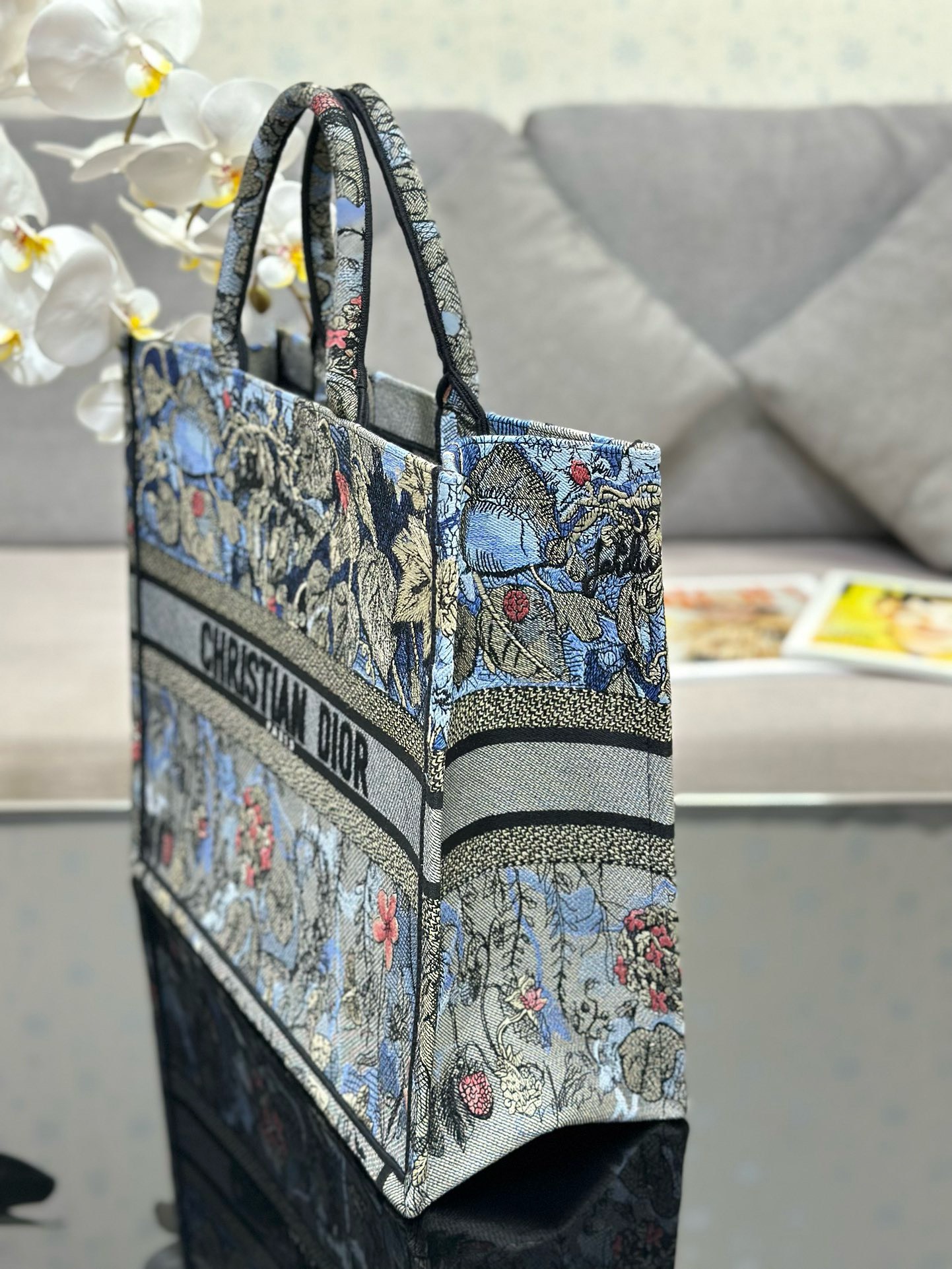 Bagsaaa D10r Large Blue Jardin Magique Embroidery Book Tote 42cm