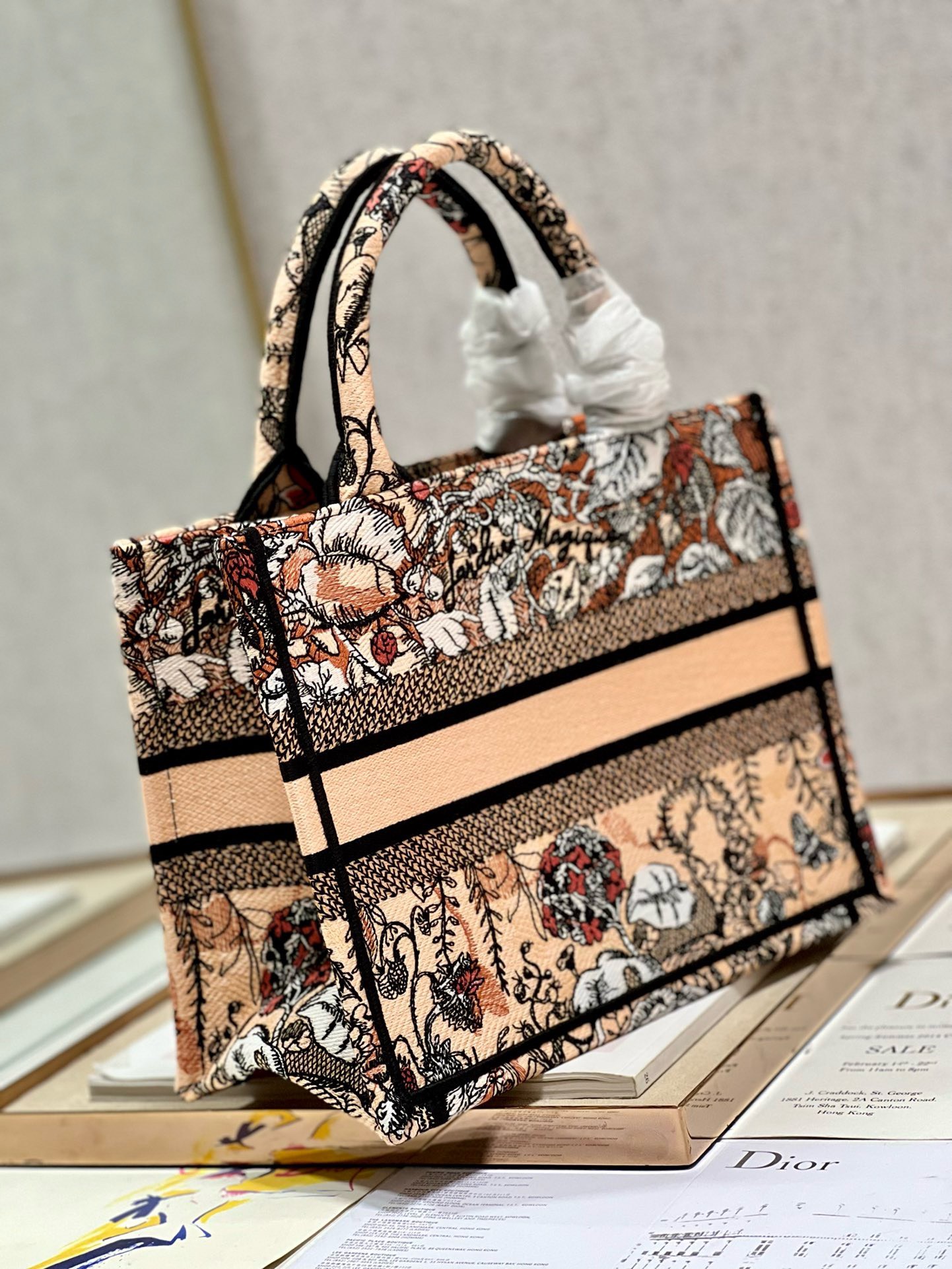 Bagsaaa D10r Small Beige Jardin Magique Embroidery Book Tote 26cm