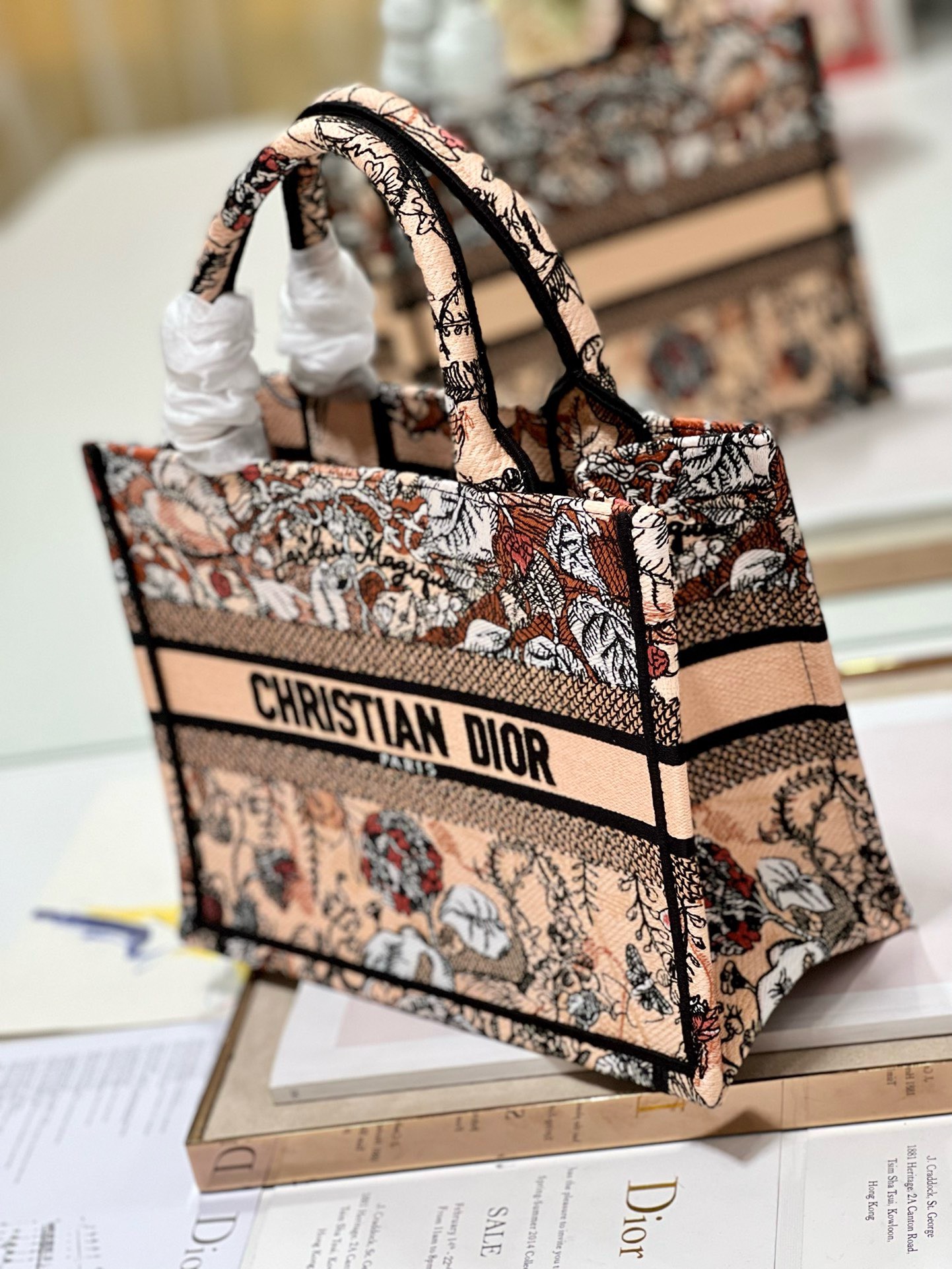 Bagsaaa D10r Small Beige Jardin Magique Embroidery Book Tote 26cm
