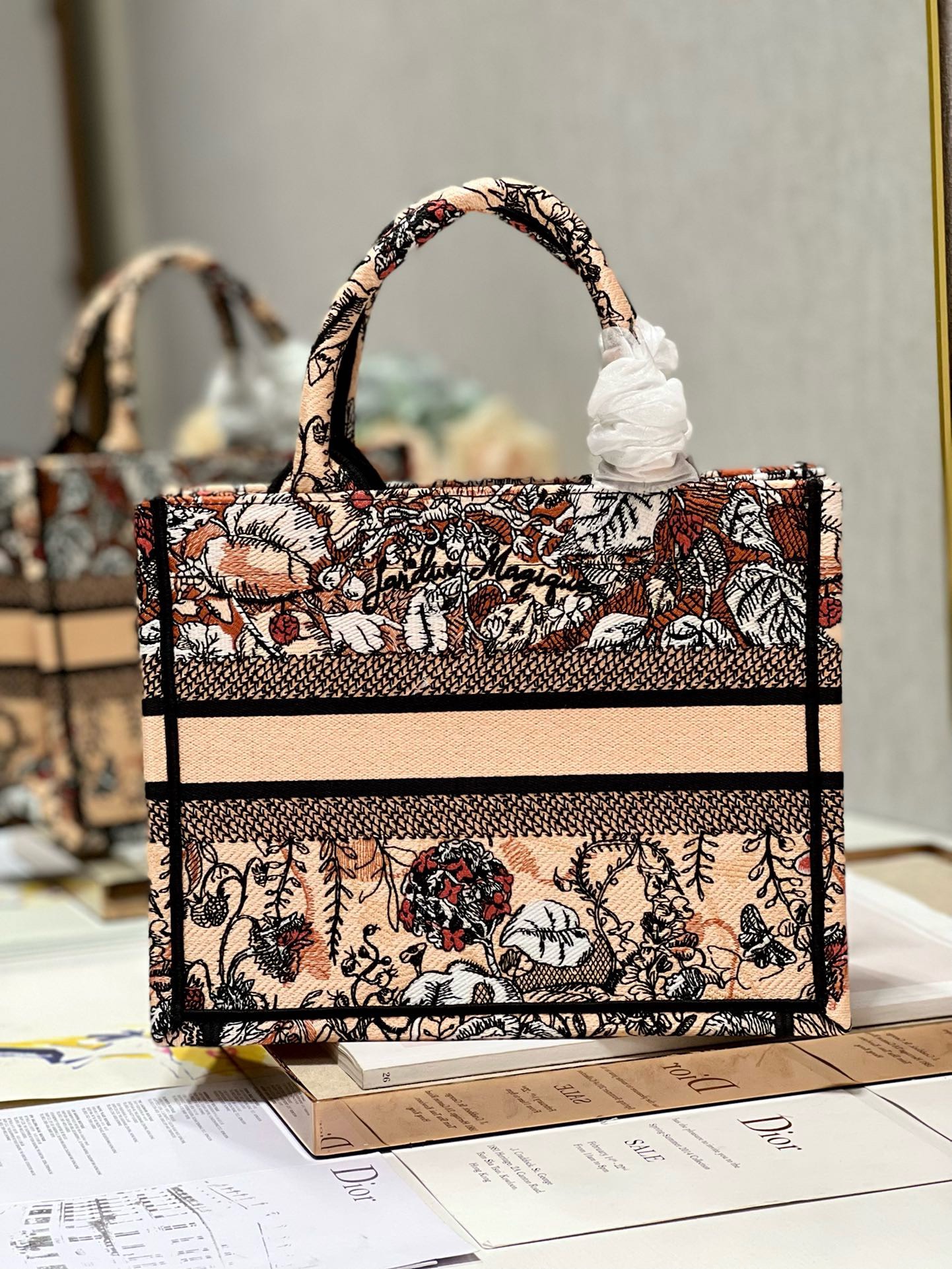 Bagsaaa D10r Small Beige Jardin Magique Embroidery Book Tote 26cm