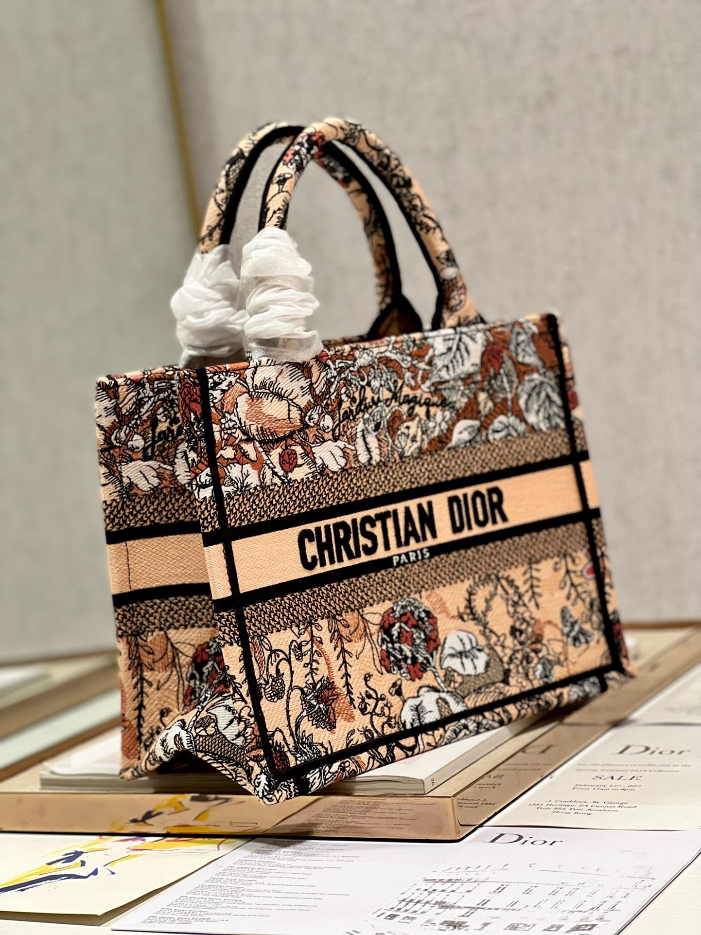 Bagsaaa D10r Small Beige Jardin Magique Embroidery Book Tote 26cm