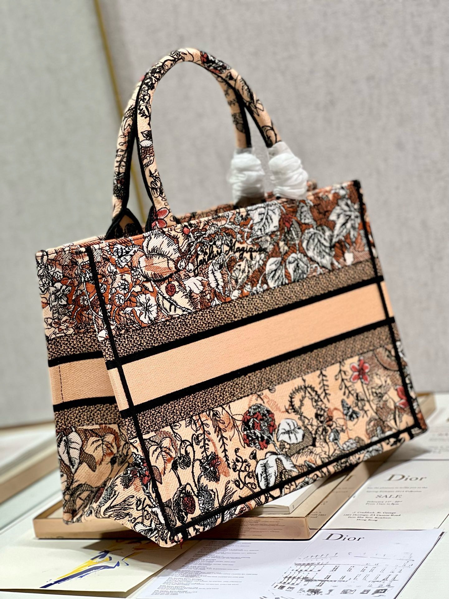 Bagsaaa D10r Medium Beige Jardin Magique Embroidery Book Tote 36cm