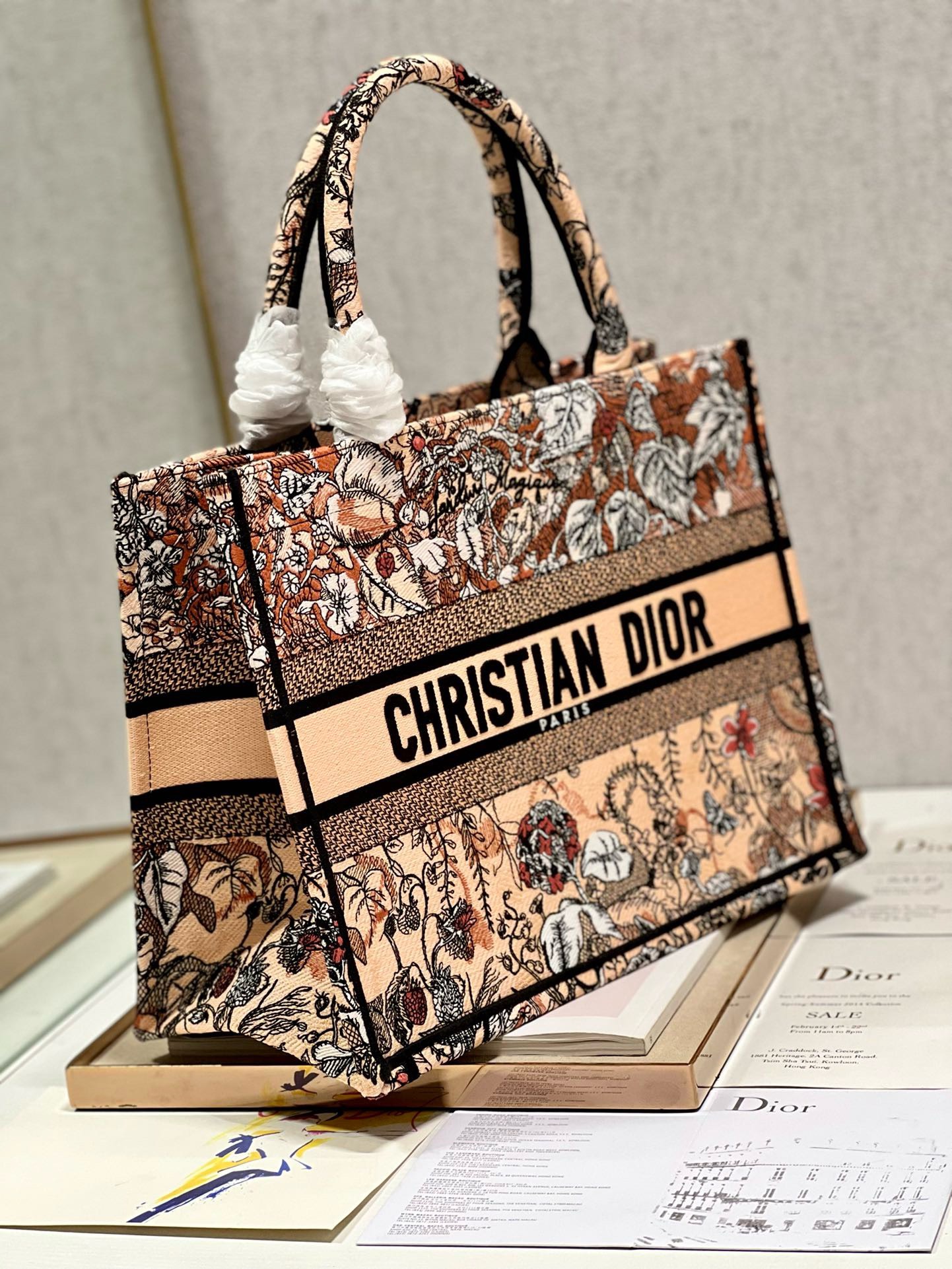 Bagsaaa D10r Medium Beige Jardin Magique Embroidery Book Tote 36cm