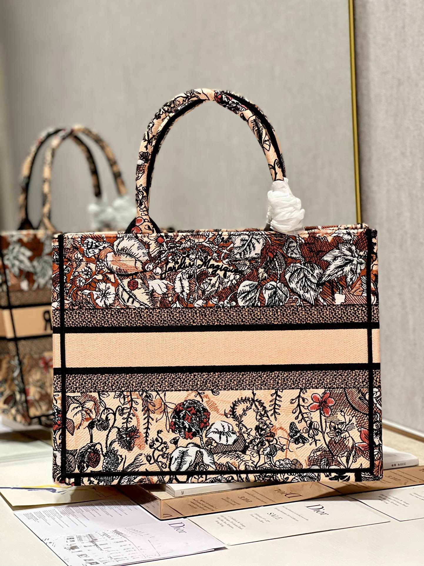 Bagsaaa D10r Medium Beige Jardin Magique Embroidery Book Tote 36cm
