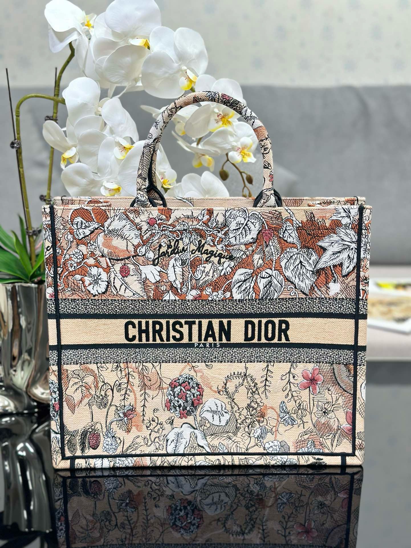 Bagsaaa D10r Large Beige Jardin Magique Embroidery Book Tote 42cm