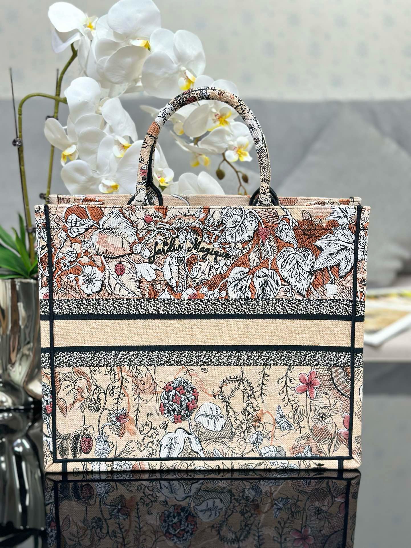 Bagsaaa D10r Large Beige Jardin Magique Embroidery Book Tote 42cm