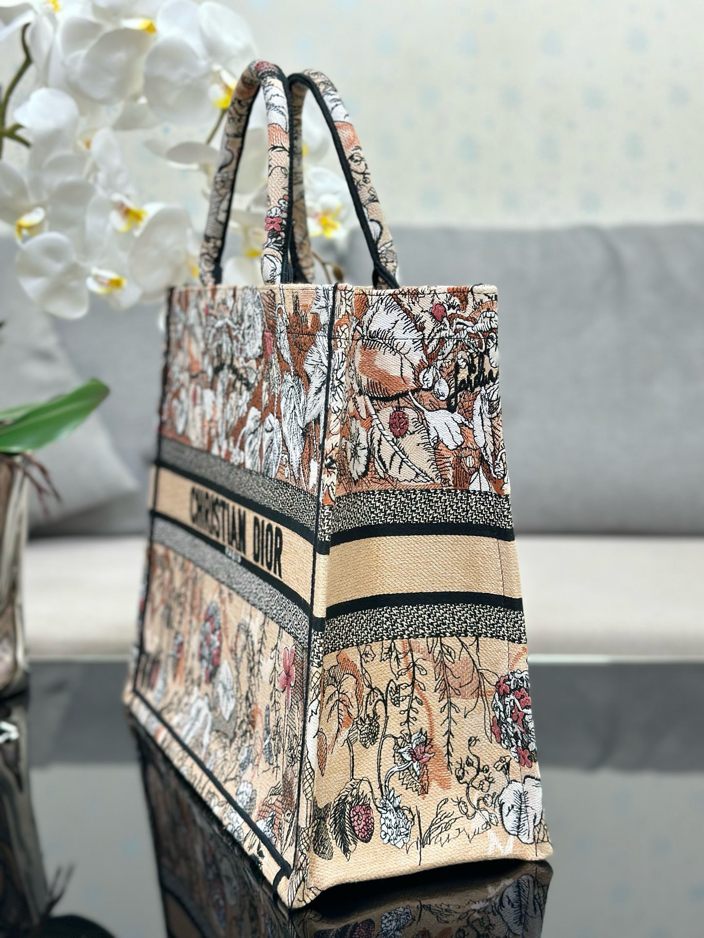 Bagsaaa D10r Large Beige Jardin Magique Embroidery Book Tote 42cm