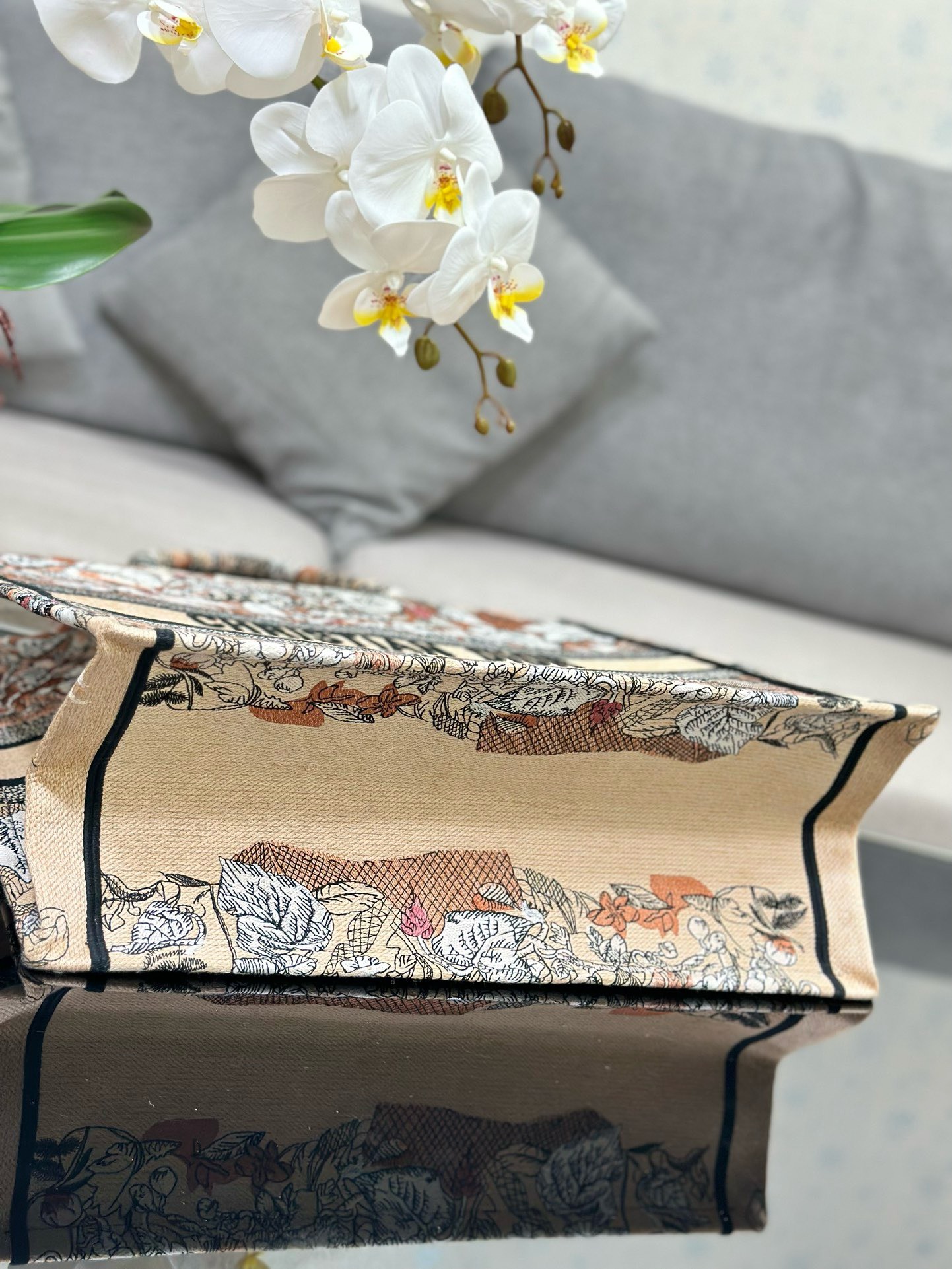 Bagsaaa D10r Large Beige Jardin Magique Embroidery Book Tote 42cm