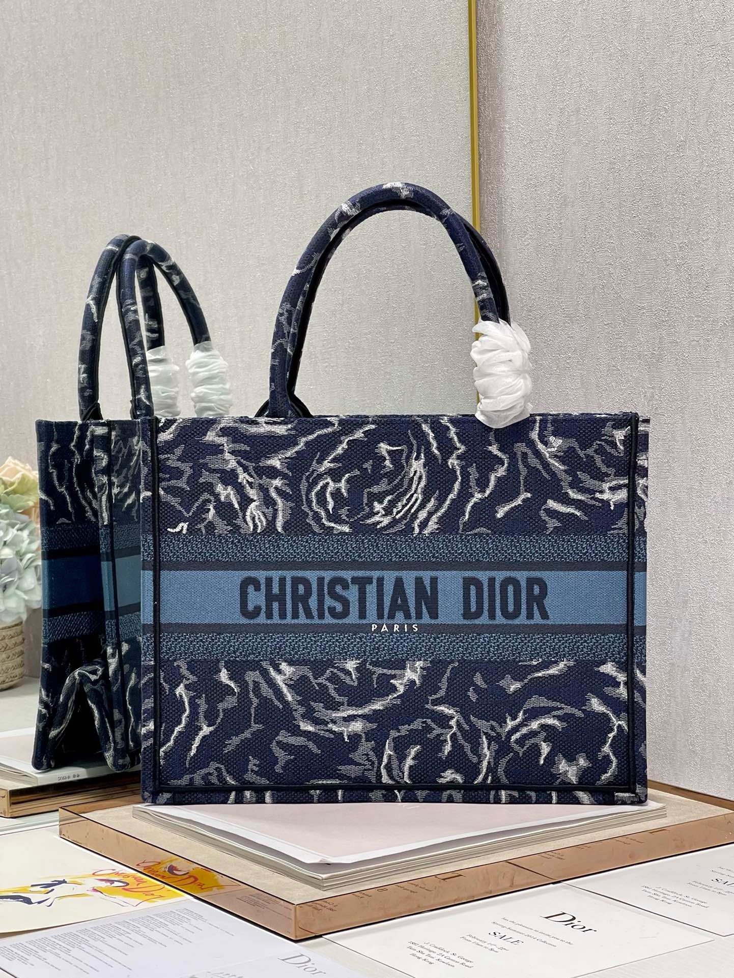 Bagsaaa D10r Medium Book Tote Blue Roses Embroidery