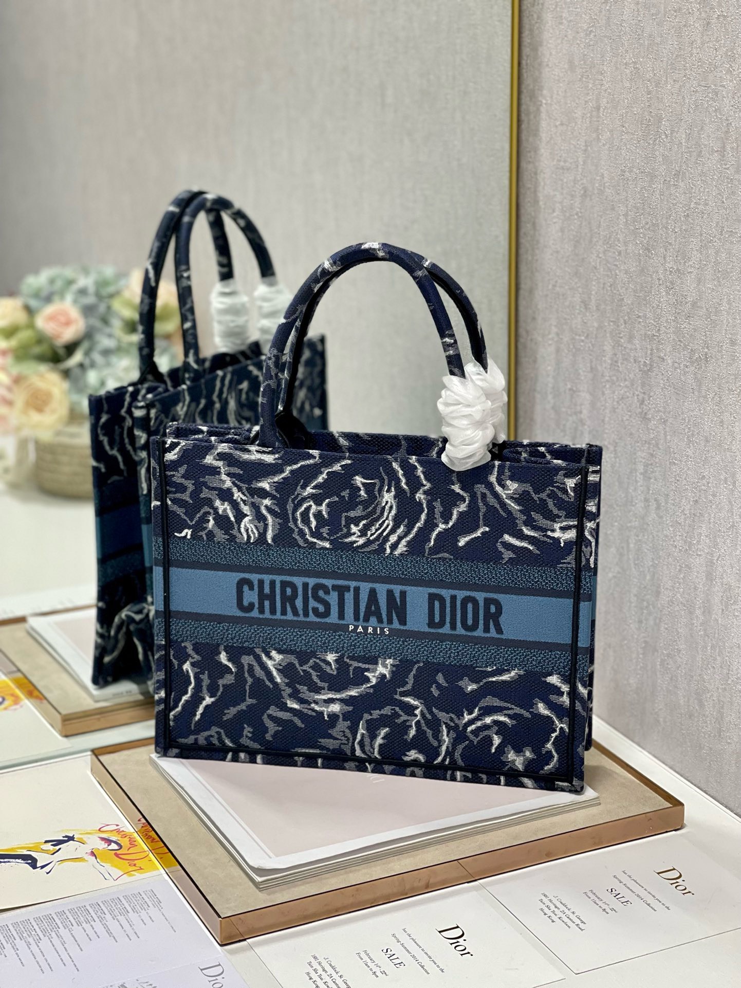 Bagsaaa D10r Medium Book Tote Blue Roses Embroidery