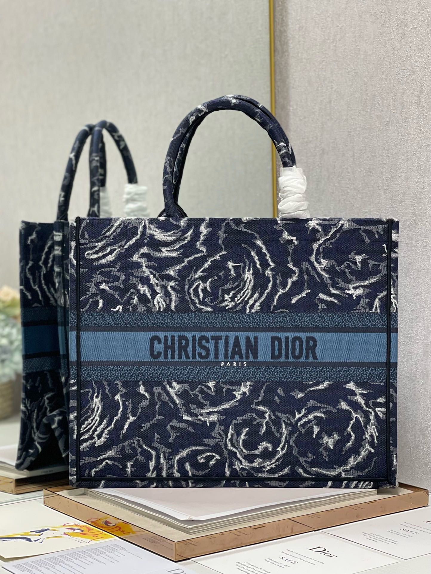 Bagsaaa D10r Large Book Tote Blue Roses Embroidery