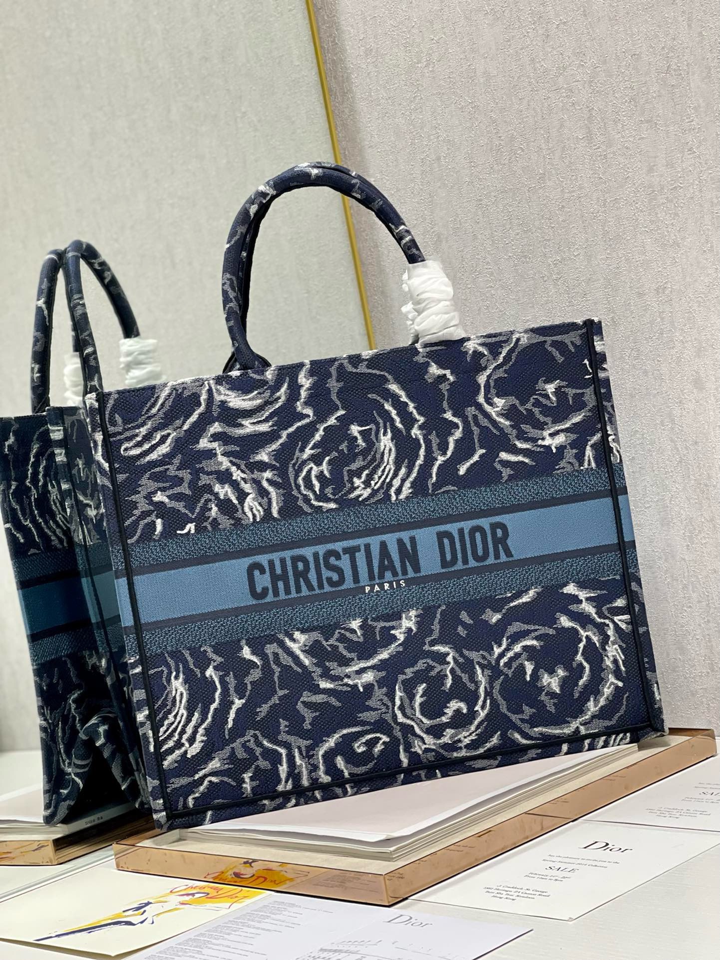 Bagsaaa D10r Large Book Tote Blue Roses Embroidery