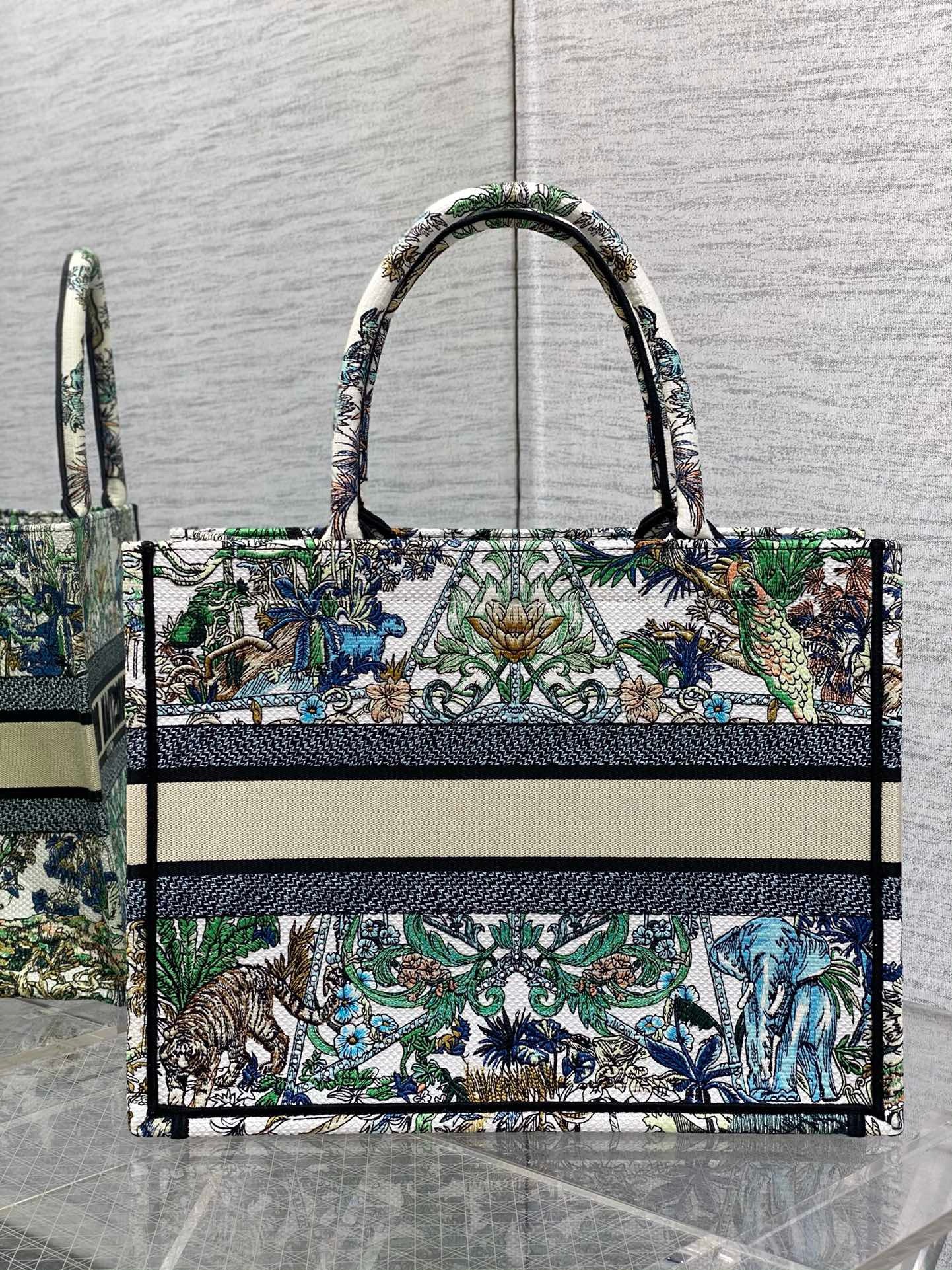 Bagsaaa D10r Medium Book Tote Star Multicolor Embroidery
