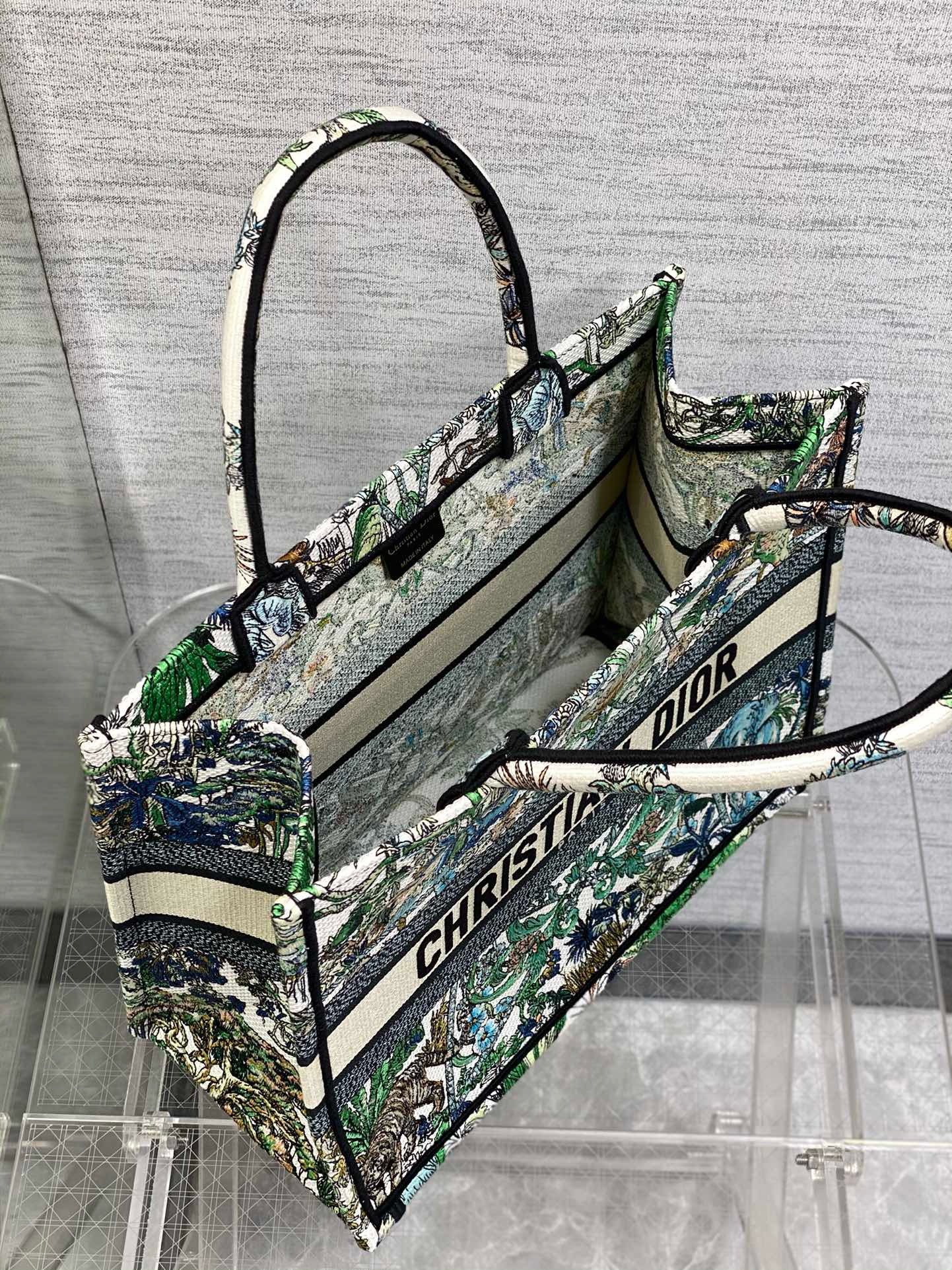 Bagsaaa D10r Medium Book Tote Star Multicolor Embroidery