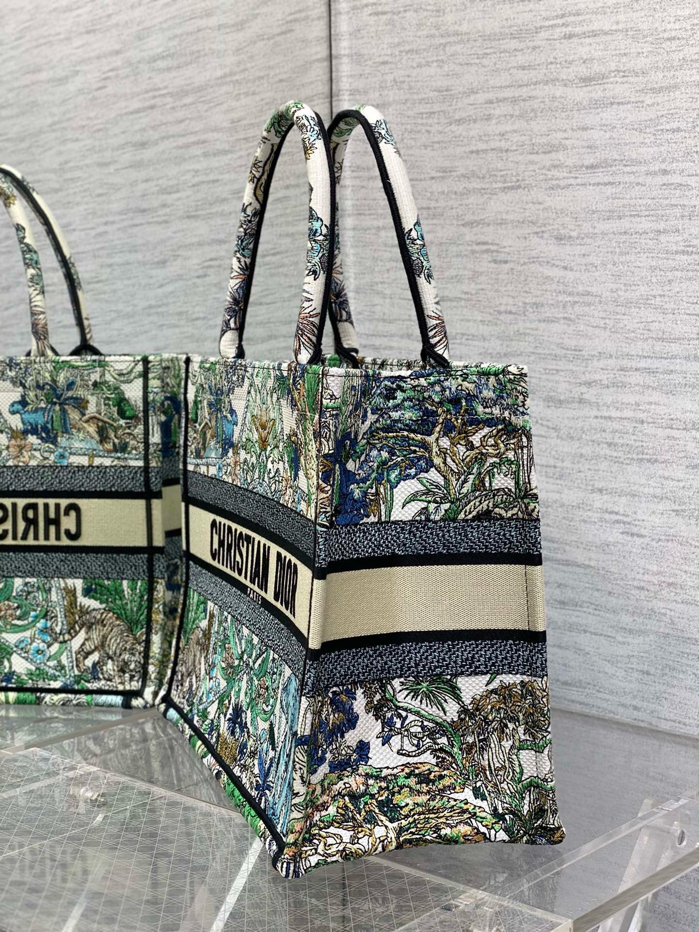 Bagsaaa D10r Medium Book Tote Star Multicolor Embroidery