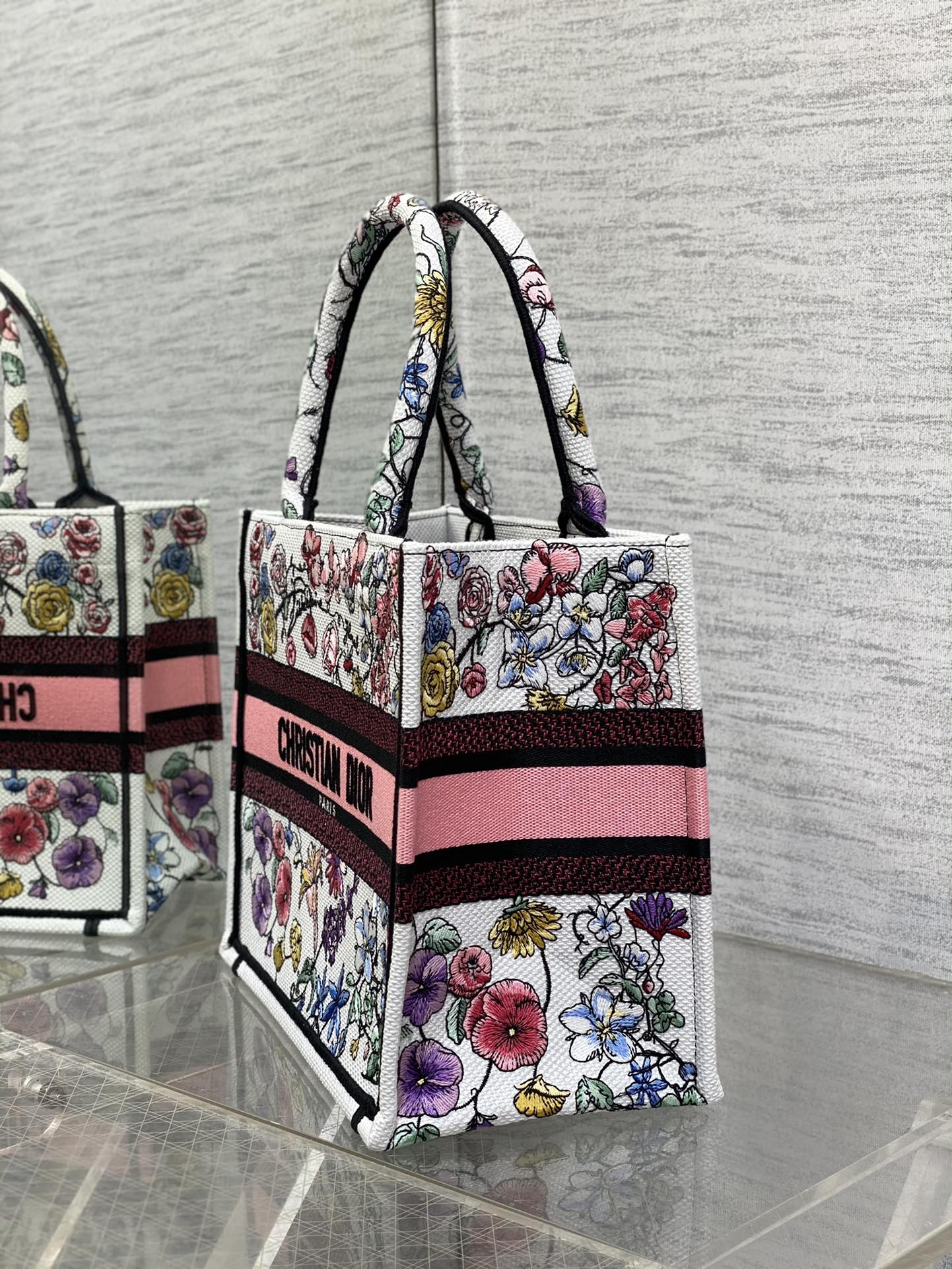 Bagsaaa D10r Small Book Tote White Multicolor Florilegio Embroidery 26cm