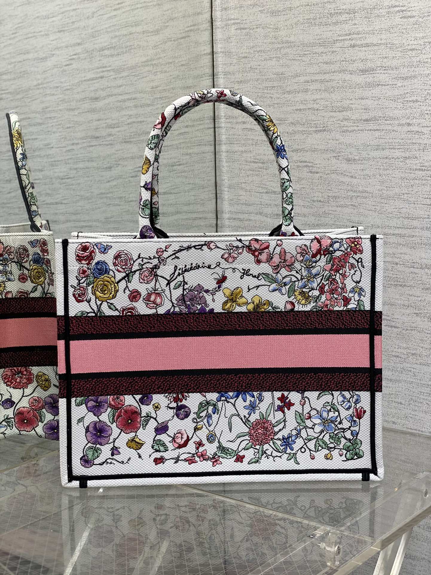 Bagsaaa D10r Medium Book Tote White Multicolor Florilegio Embroidery 36cm