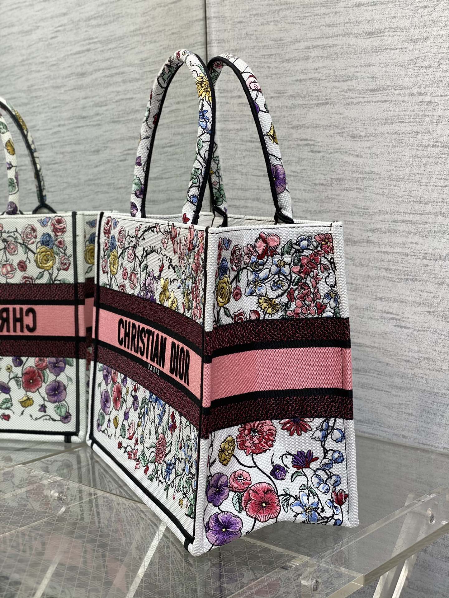 Bagsaaa D10r Medium Book Tote White Multicolor Florilegio Embroidery 36cm