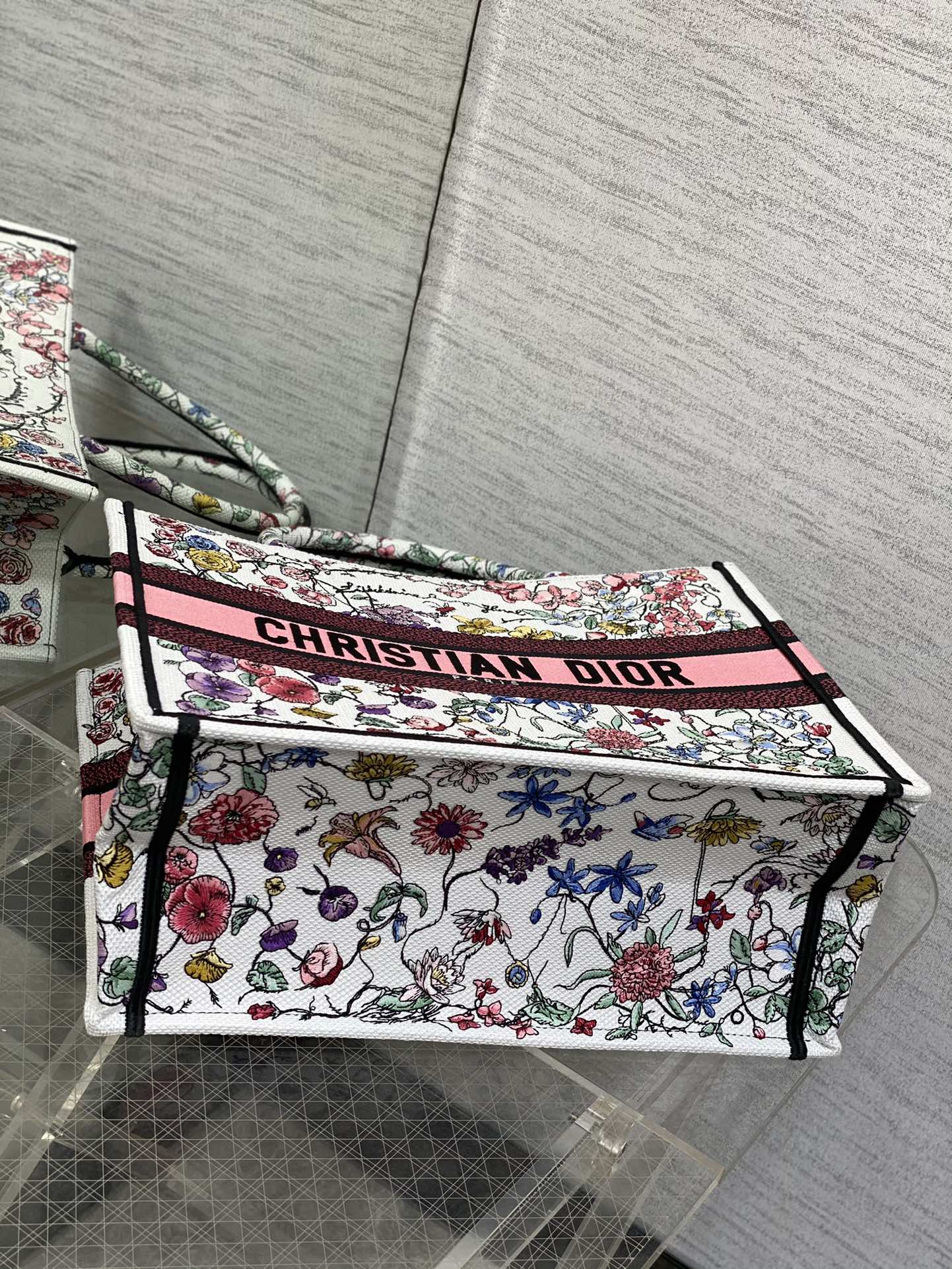 Bagsaaa D10r Medium Book Tote White Multicolor Florilegio Embroidery 36cm