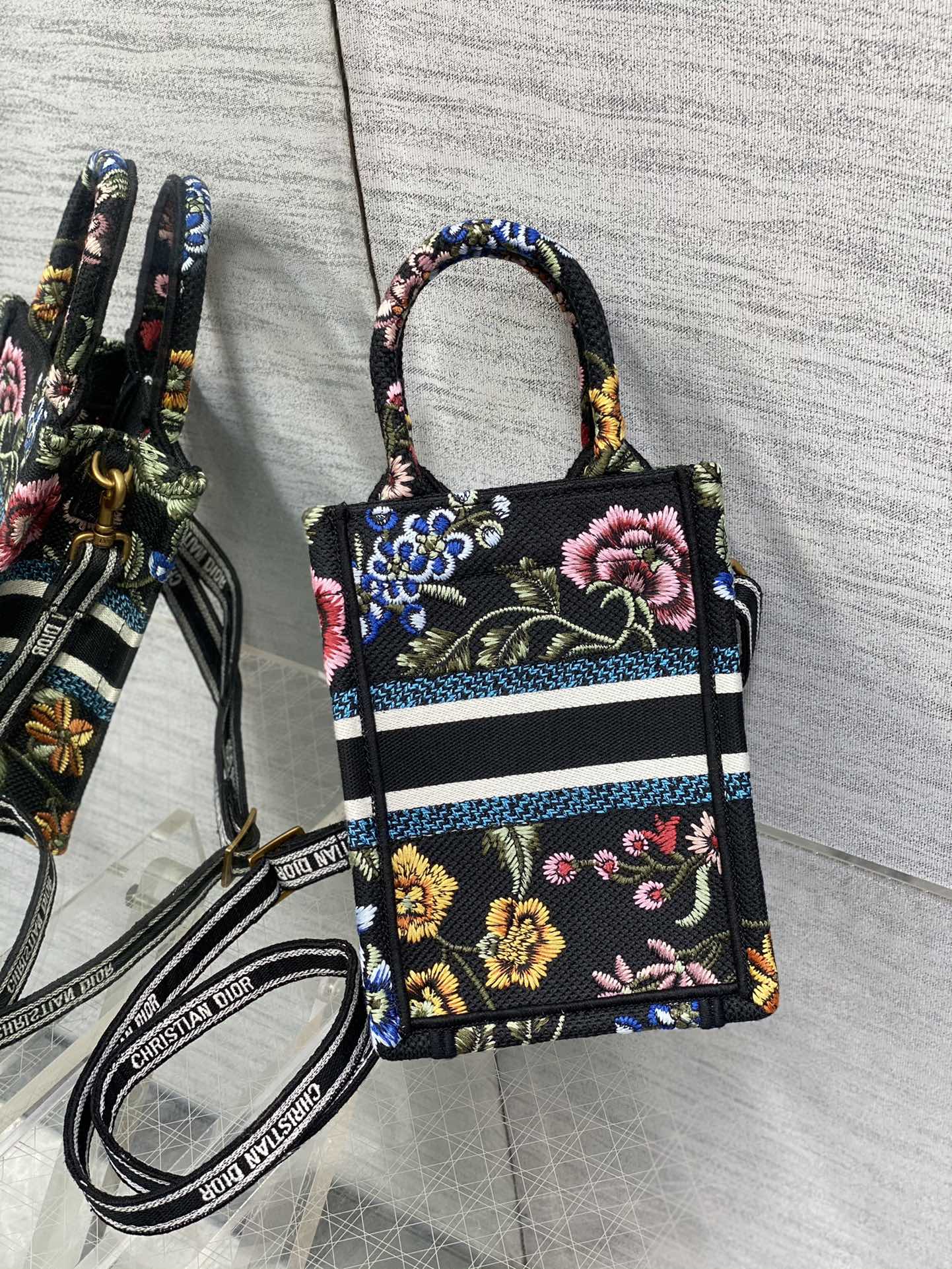 Bagsaaa D10r Phone Book Tote Black Petites Fleurs Embroidery - 13.5*5*18cm