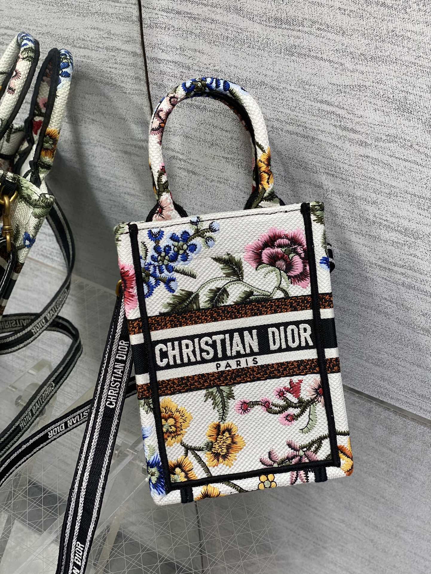 Bagsaaa D10r Phone Book Tote White Petites Fleurs Embroidery - 13.5*5*18cm
