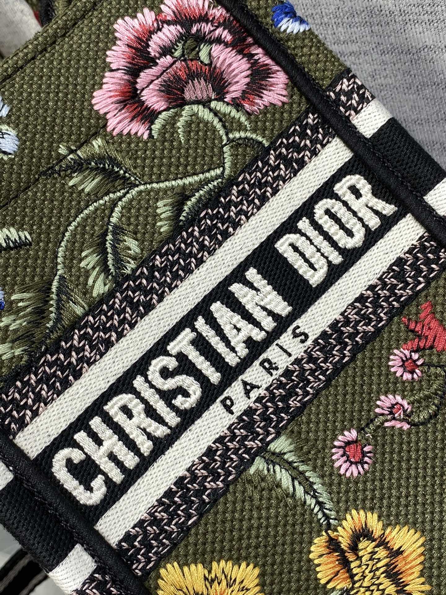 Bagsaaa D10r Phone Book Tote Green Petites Fleurs Embroidery - 13.5*5*18cm