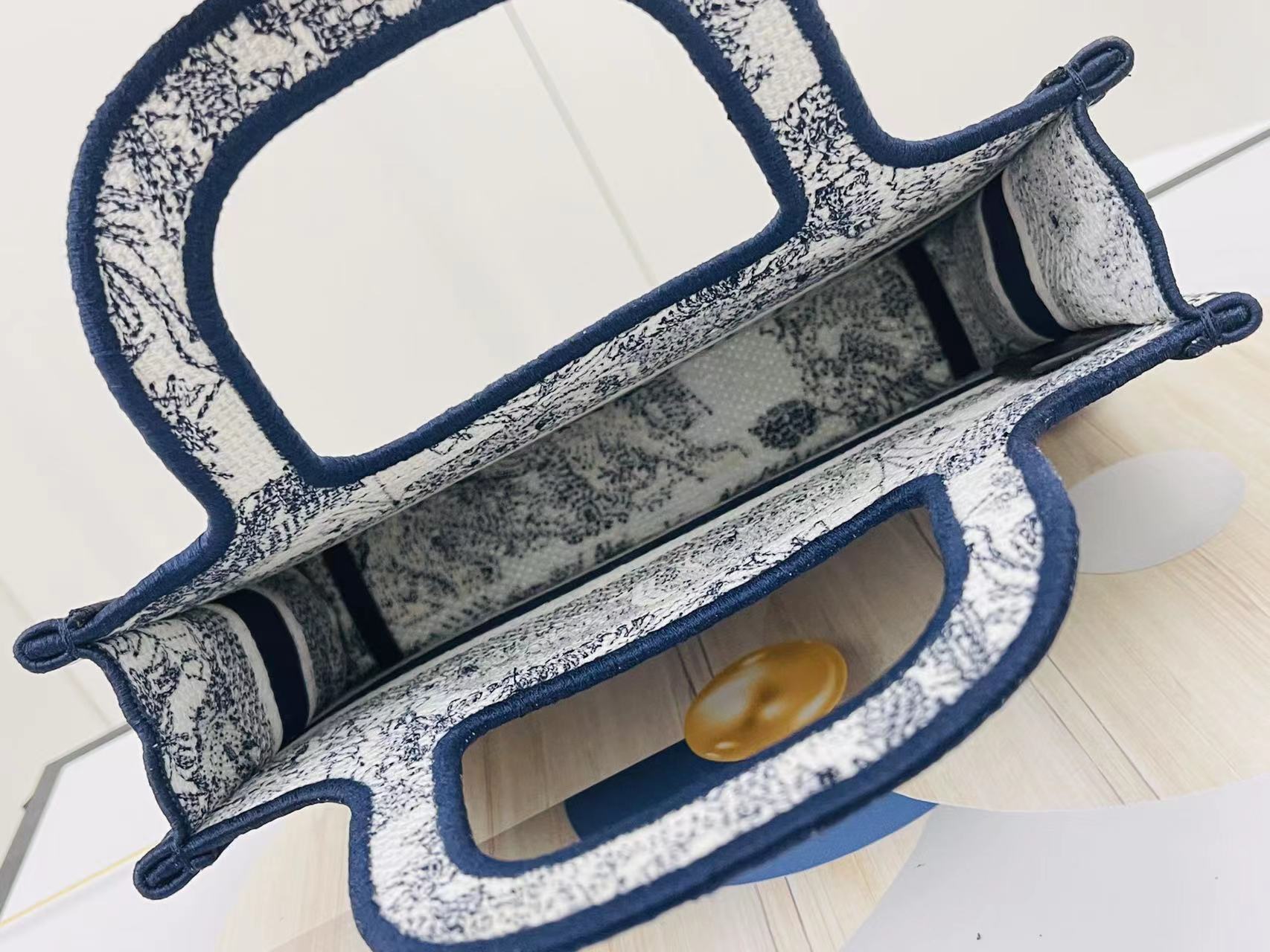 Bagsaaa Mini D10r Book Tote Blue Toile de Jouy Embroidery - 22.5 x 15 x 6 cm