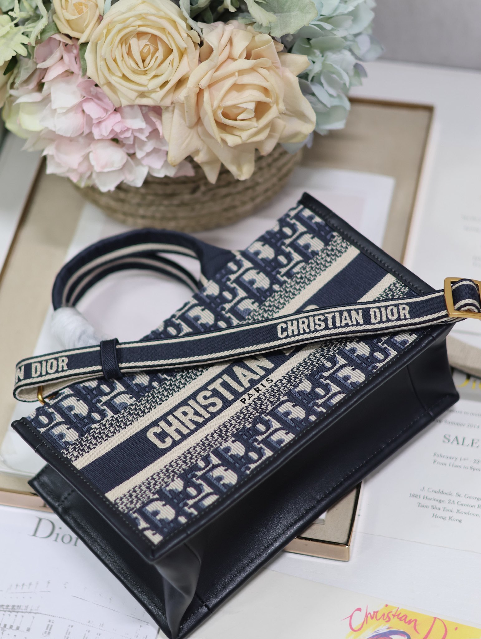 Bagsaaa East-West D10r Book Tote with strap Blue D10r Oblique Embroidery and Calfskin - 27 x 14 x 10 cm