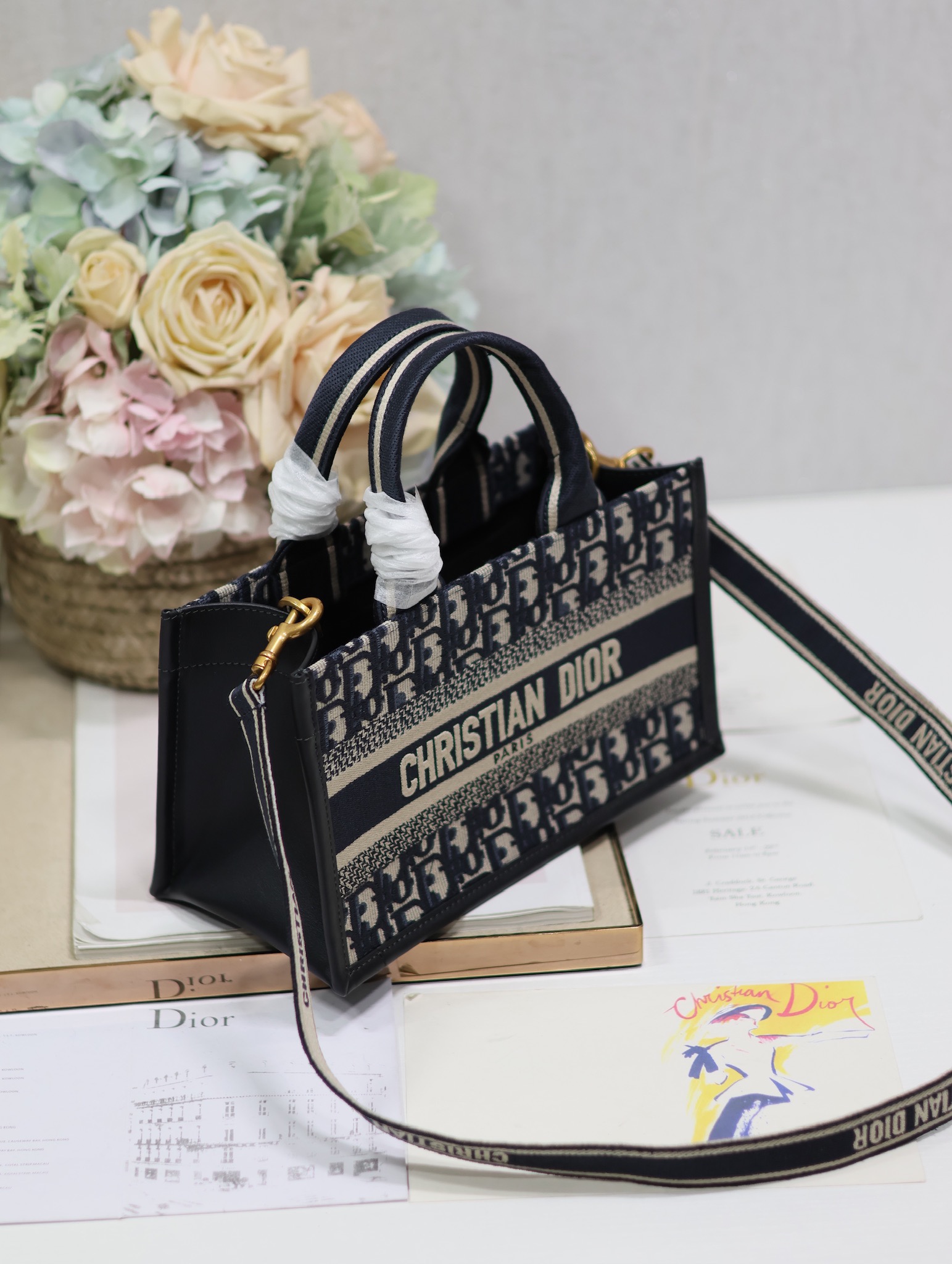 Bagsaaa East-West D10r Book Tote with strap Blue D10r Oblique Embroidery and Calfskin - 27 x 14 x 10 cm