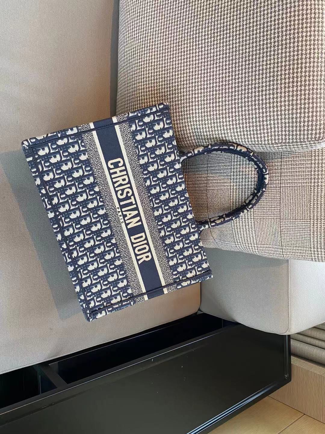 Bagsaaa Medium D10r Book Tote Ecru and Blue D10r Oblique Embroidery - 36 x 27.5 x 16.5 cm