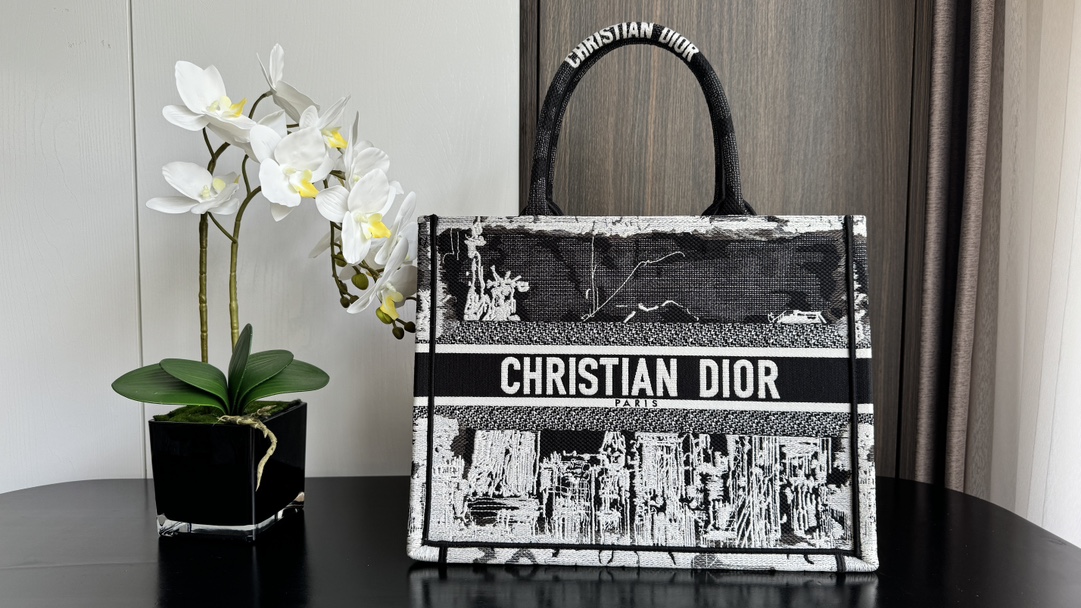 Bagsaaa Medium D10r Book Tote White and Black New York Embroidery - 36 x 27.5 x 16.5 cm