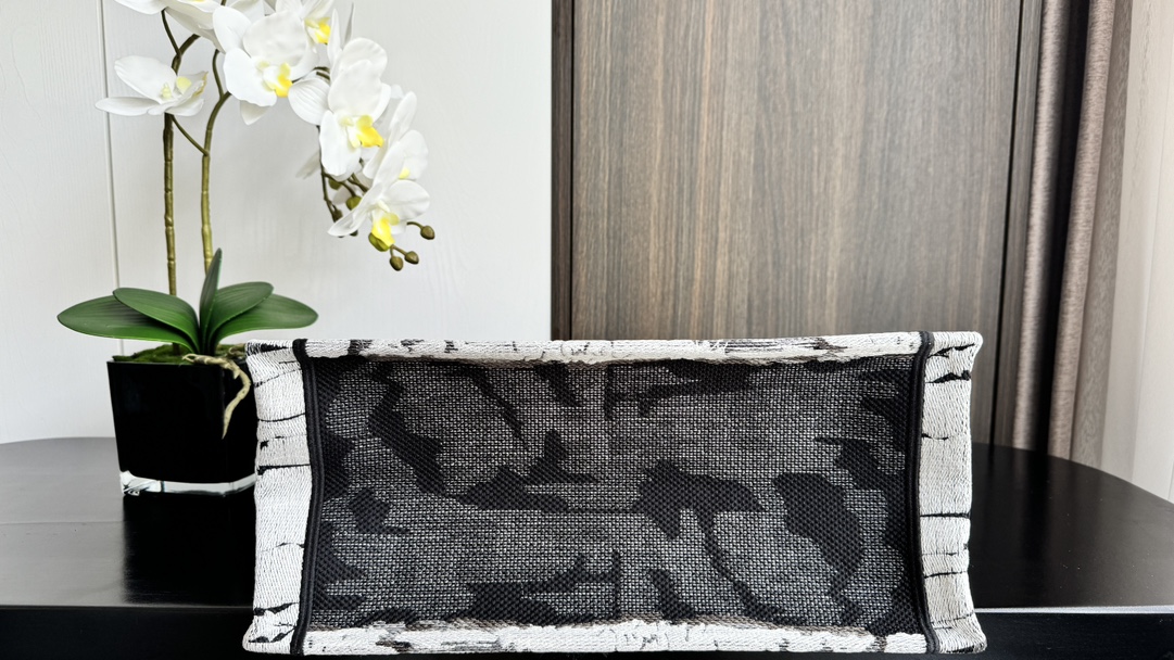 Bagsaaa Medium D10r Book Tote White and Black New York Embroidery - 36 x 27.5 x 16.5 cm