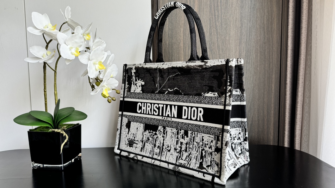 Bagsaaa Medium D10r Book Tote White and Black New York Embroidery - 36 x 27.5 x 16.5 cm