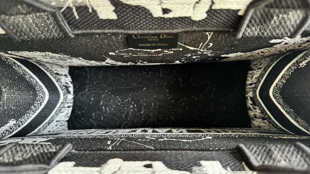 Bagsaaa Medium D10r Book Tote White and Black New York Embroidery - 36 x 27.5 x 16.5 cm
