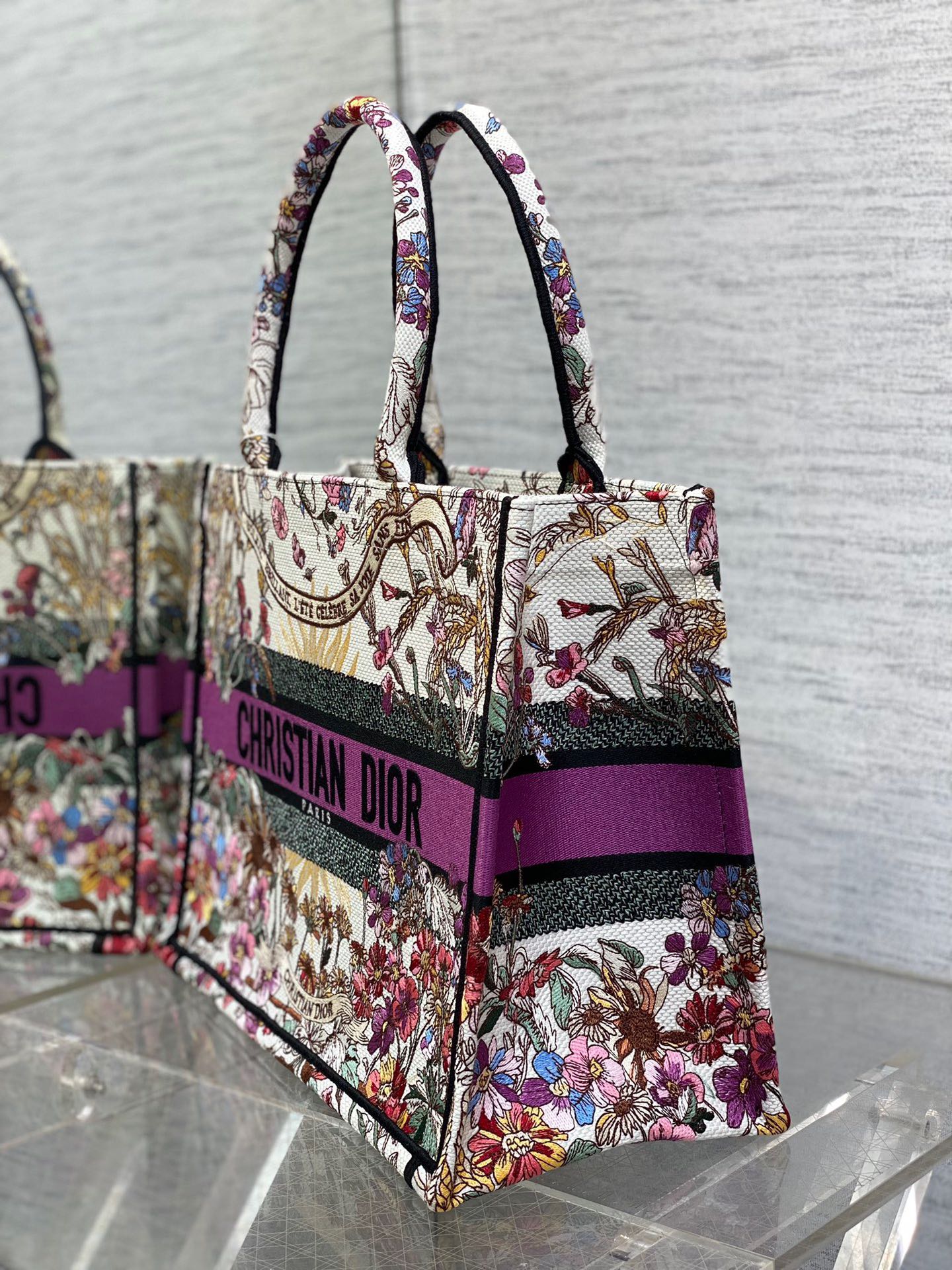 Bagsaaa Medium D10r Book Tote Ecru Multicolor D10r 4 Saisons Été Soleil Embroidery - 36 x 27.5 x 16.5 cm