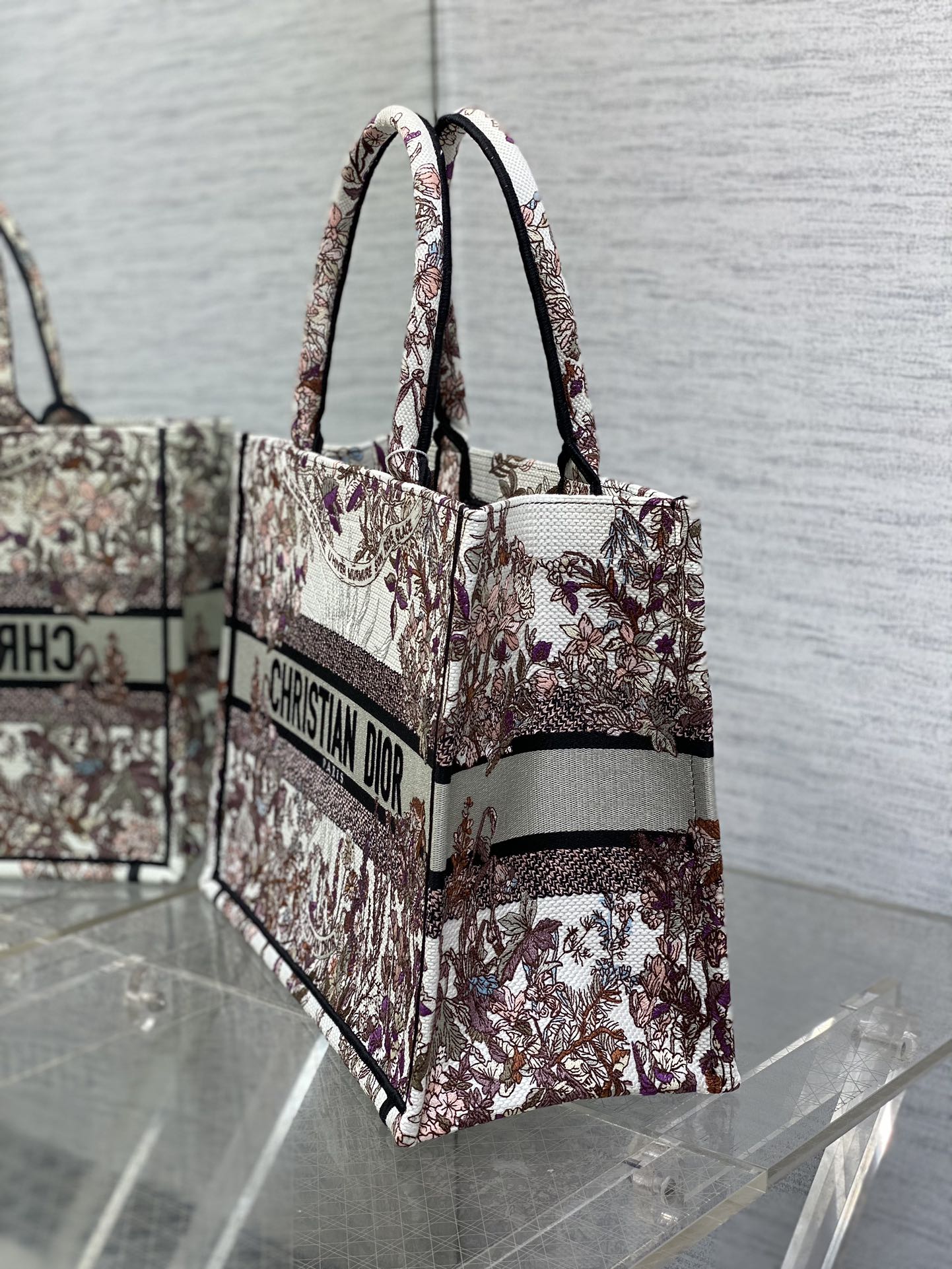 Bagsaaa Medium D10r Book Tote Ecru Multicolor D10r 4 Saisons Hiver Soleil Embroidery - 36 x 27.5 x 16.5 cm
