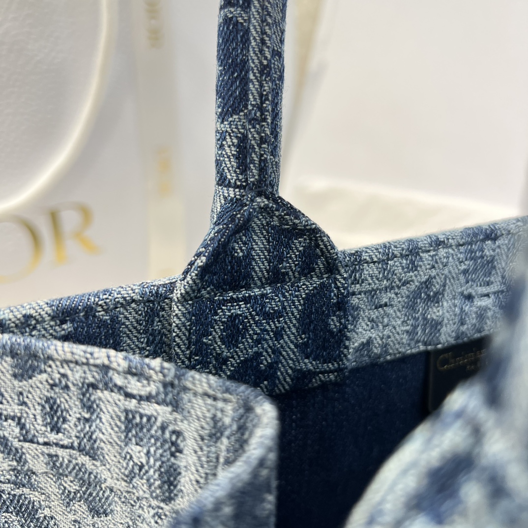 bagsaaa d10r small book tote blue De*1m d10r oblique jacquard - 26.5 x 22 x 14 cm
