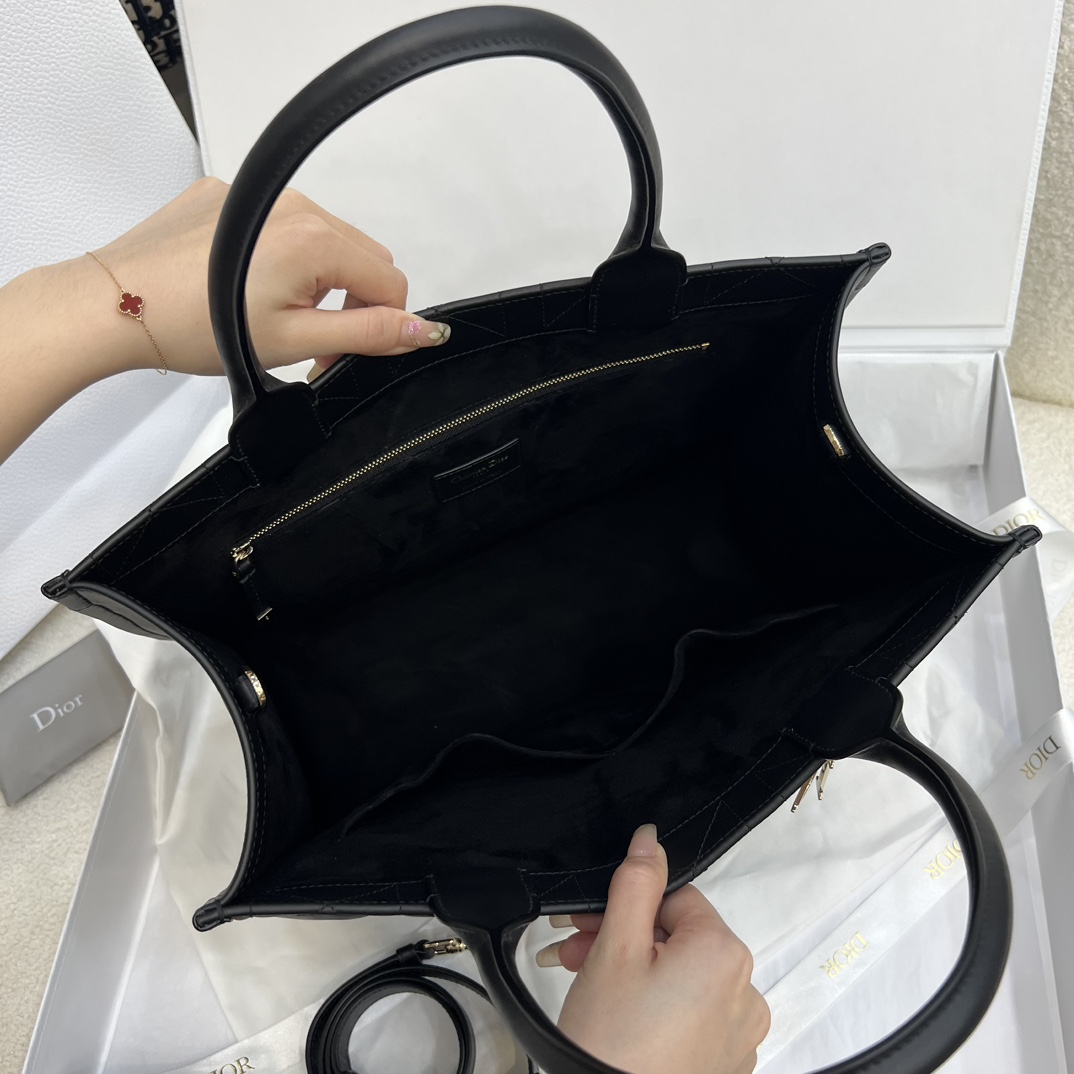 Bagsaaa Medium D10r Book Tote Black Macrocannage Calfskin - 36.5 x 28 x 16.5 cm