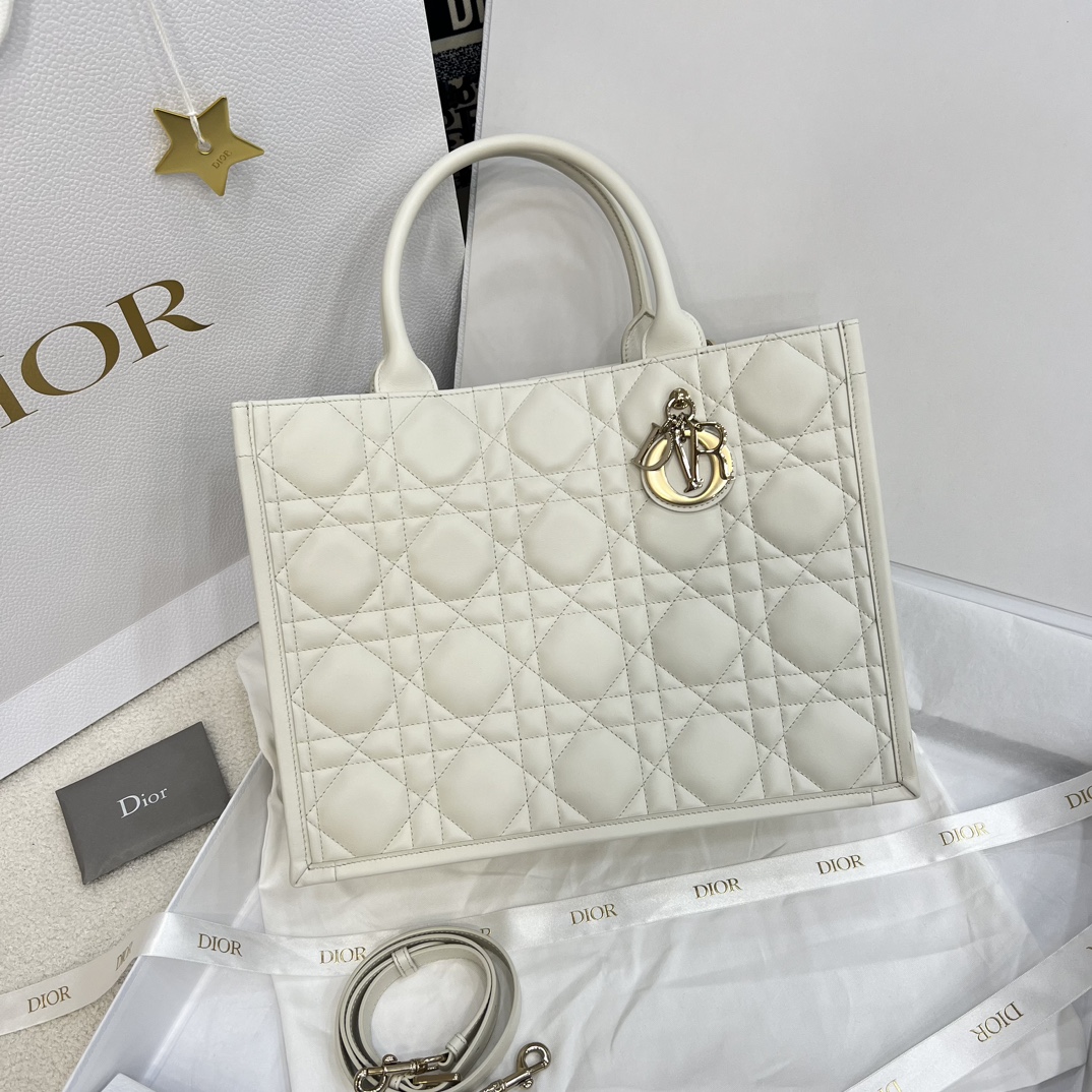 Bagsaaa Medium D10r Book Tote White Macrocannage Calfskin - 36.5 x 28 x 16.5 cm