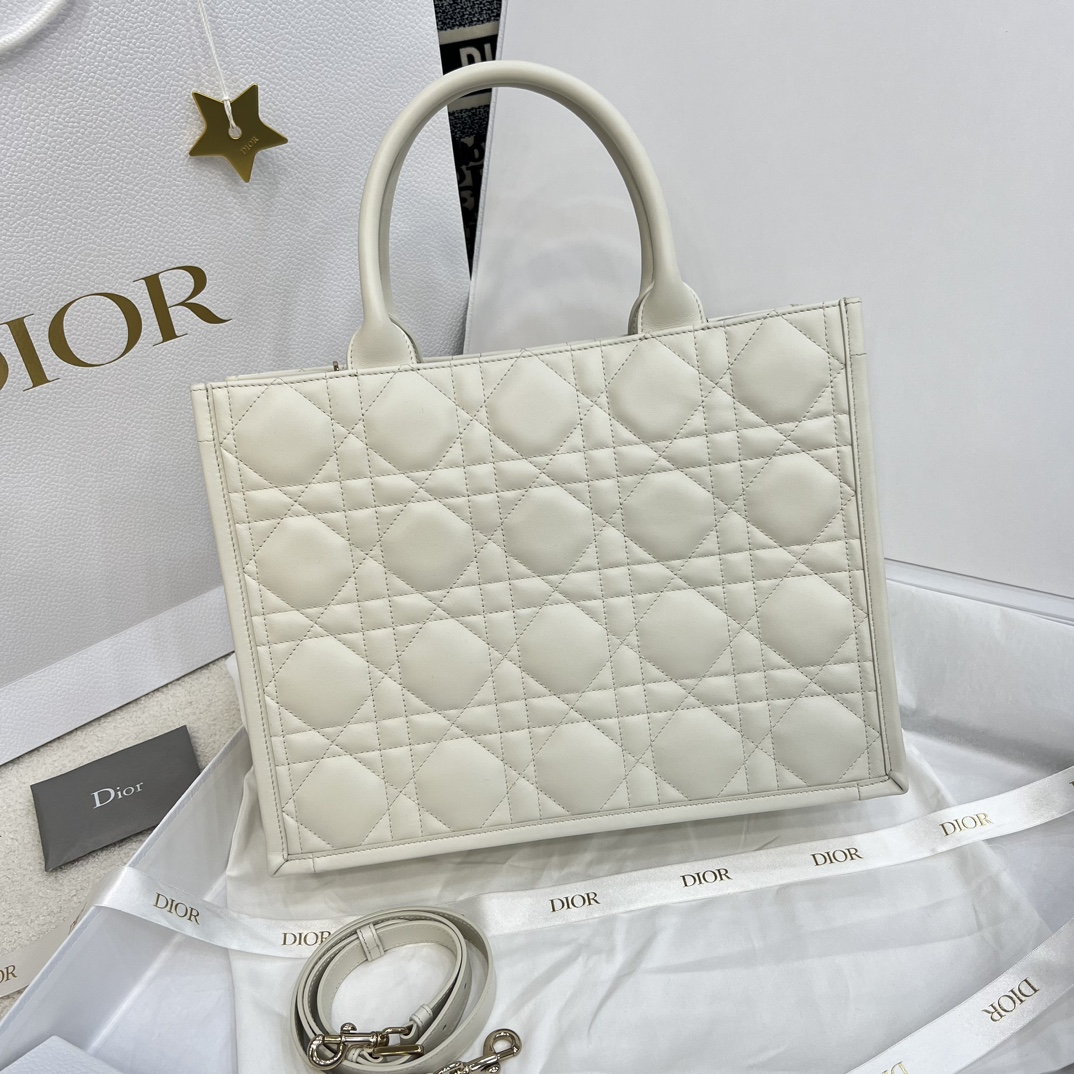 Bagsaaa Medium D10r Book Tote White Macrocannage Calfskin - 36.5 x 28 x 16.5 cm