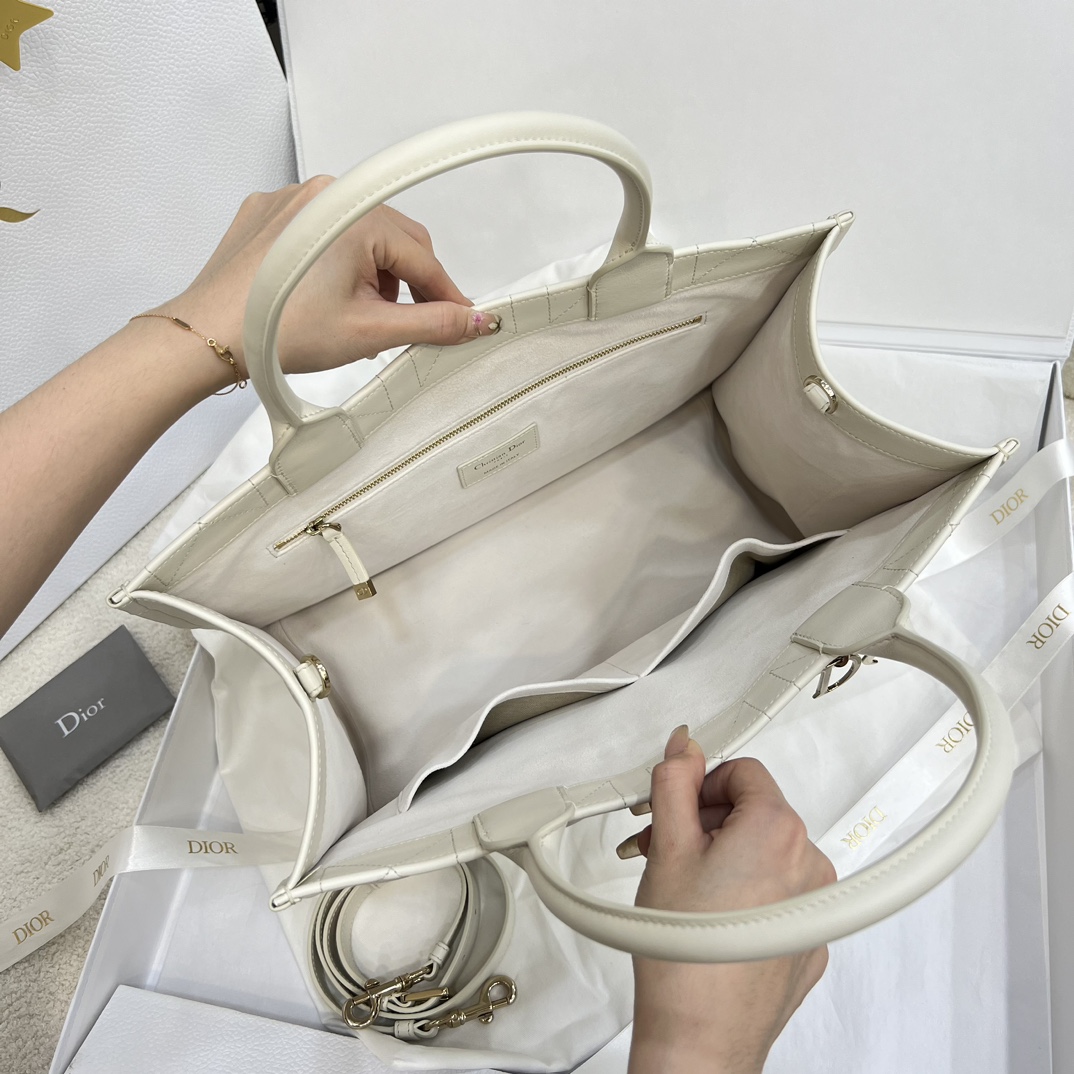 Bagsaaa Medium D10r Book Tote White Macrocannage Calfskin - 36.5 x 28 x 16.5 cm