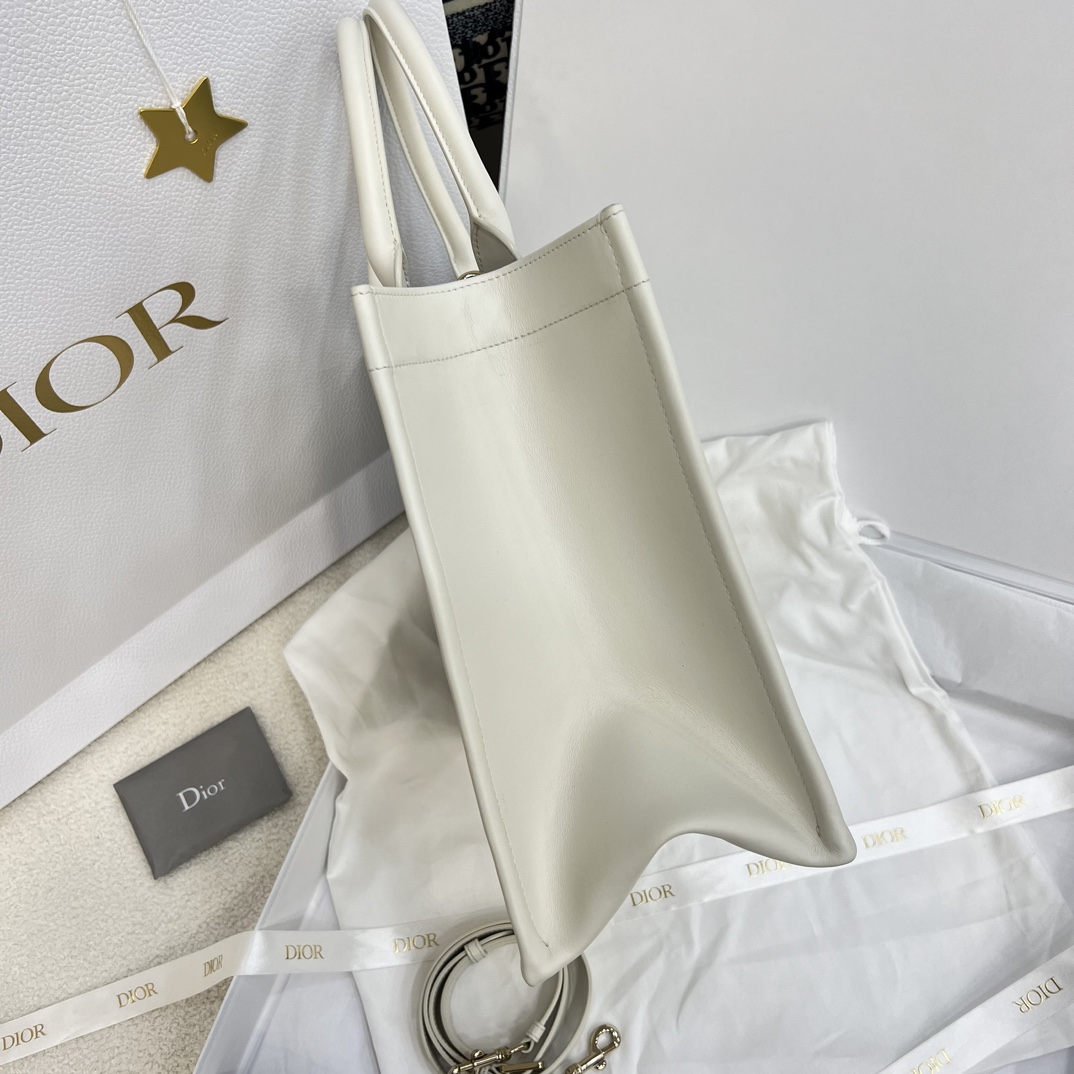 Bagsaaa Medium D10r Book Tote White Macrocannage Calfskin - 36.5 x 28 x 16.5 cm
