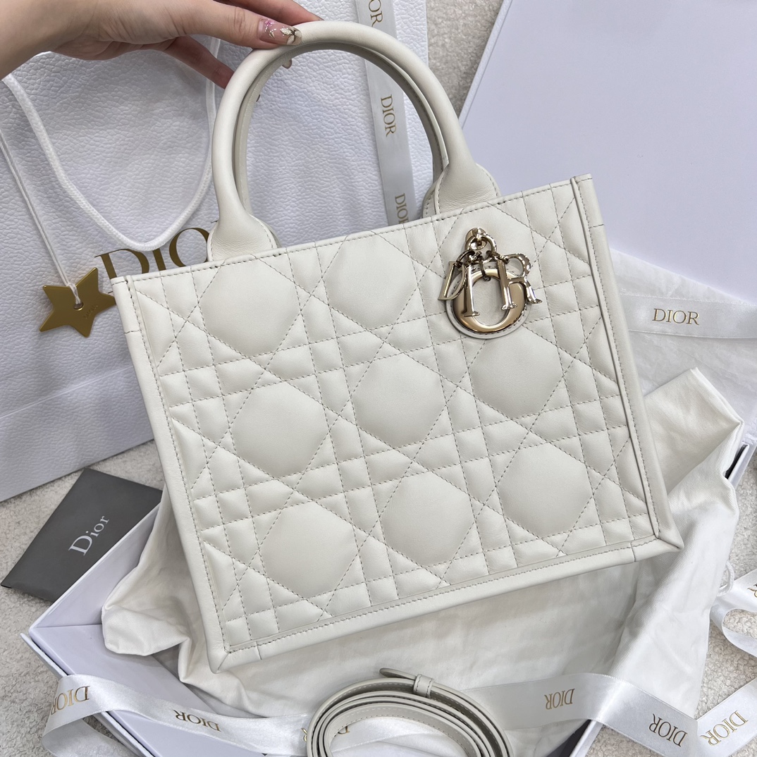 Bagsaaa Small D10r Book Tote White Macrocannage Calfskin - 26.5 x 22 x 14 cm