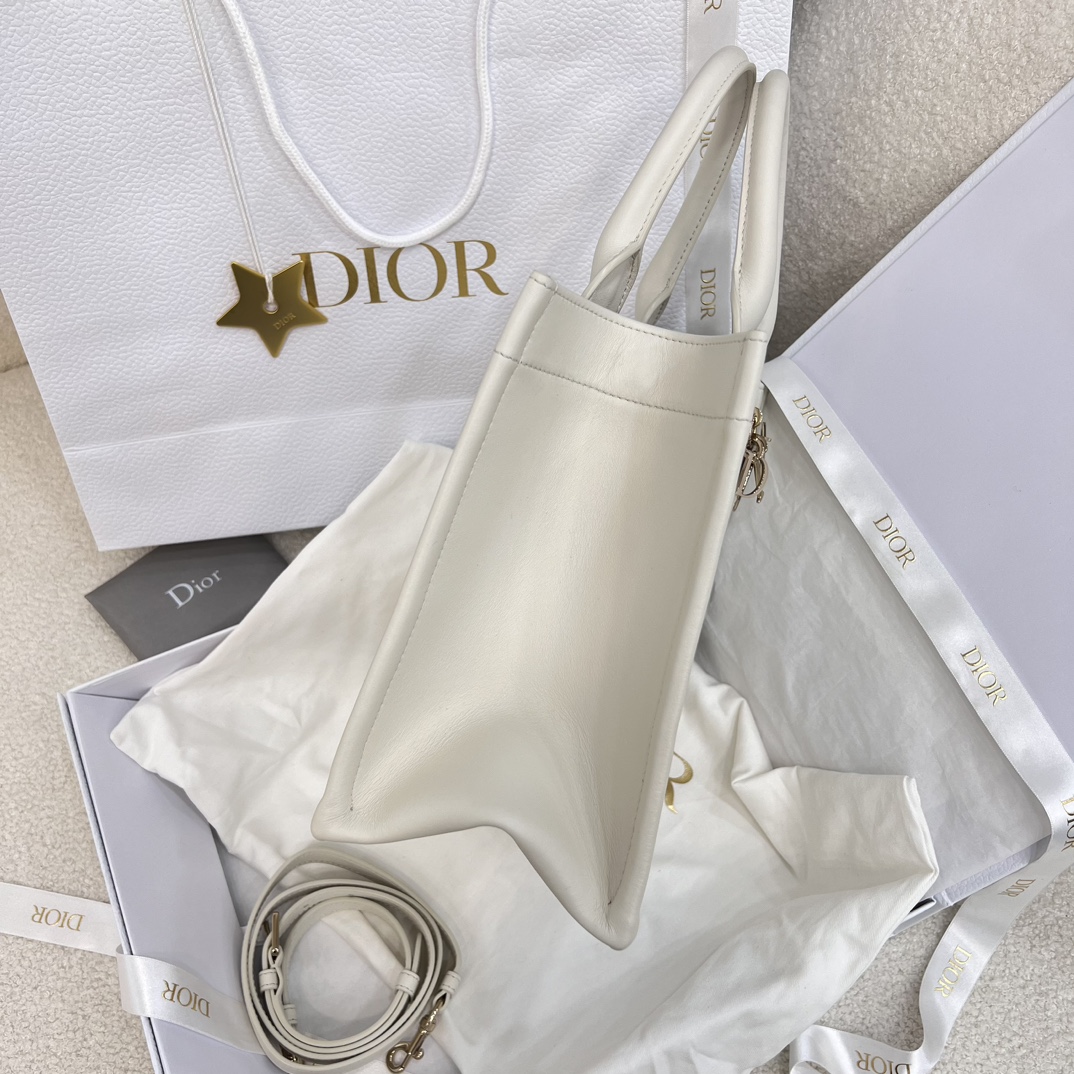 Bagsaaa Small D10r Book Tote White Macrocannage Calfskin - 26.5 x 22 x 14 cm