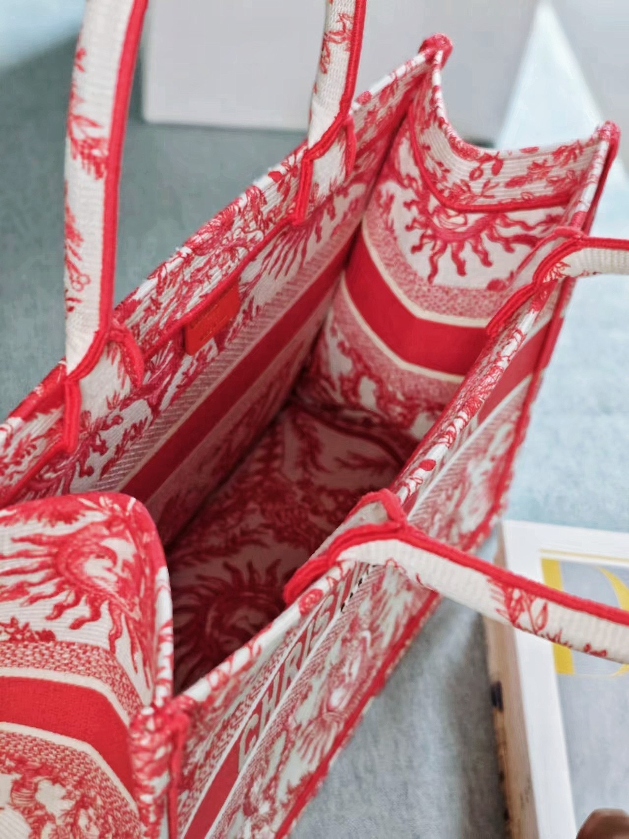 Bagsaaa Medium D10riviera D10r Book Tote Coral Toile de Jouy Soleil Embroidery - 36 x 27.5 x 16.5 cm