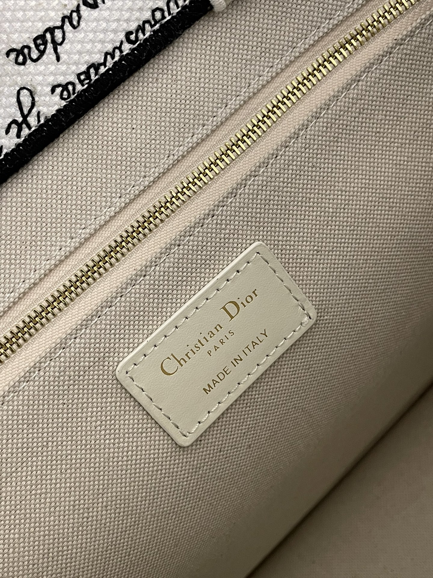 Bagsaaa D10ramour Medium D10r Book Tote White Embroidery with Black and Red Je Vous Adore Motif and White Calfskin - 36.5 x 28 x 16.5 cm