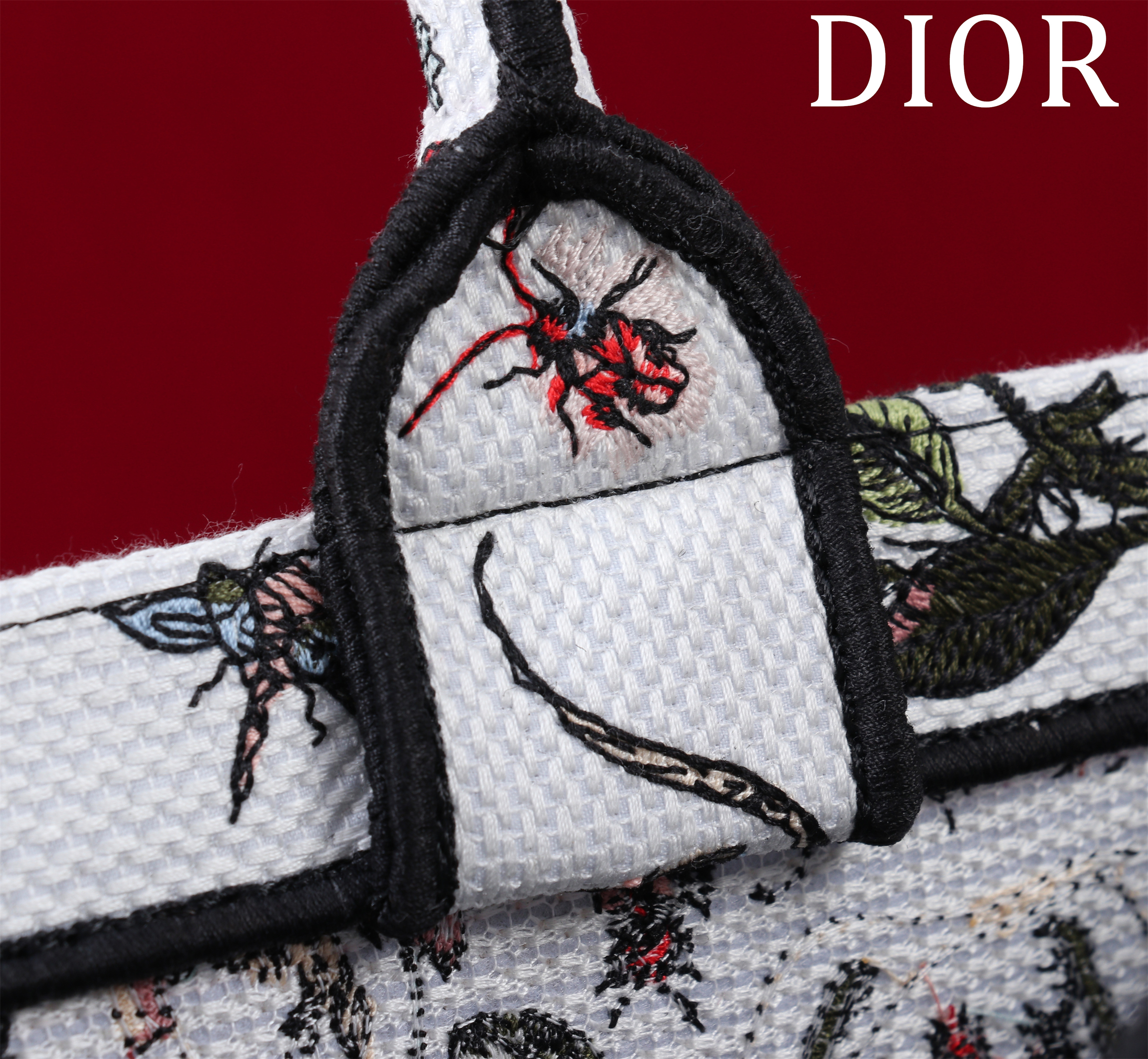 Bagsaaa Large D10r Book Tote Latte Embroidery with Multicolor D10r Cabinet de Curiosités Motif - 42 x 35 x 18.5 cm