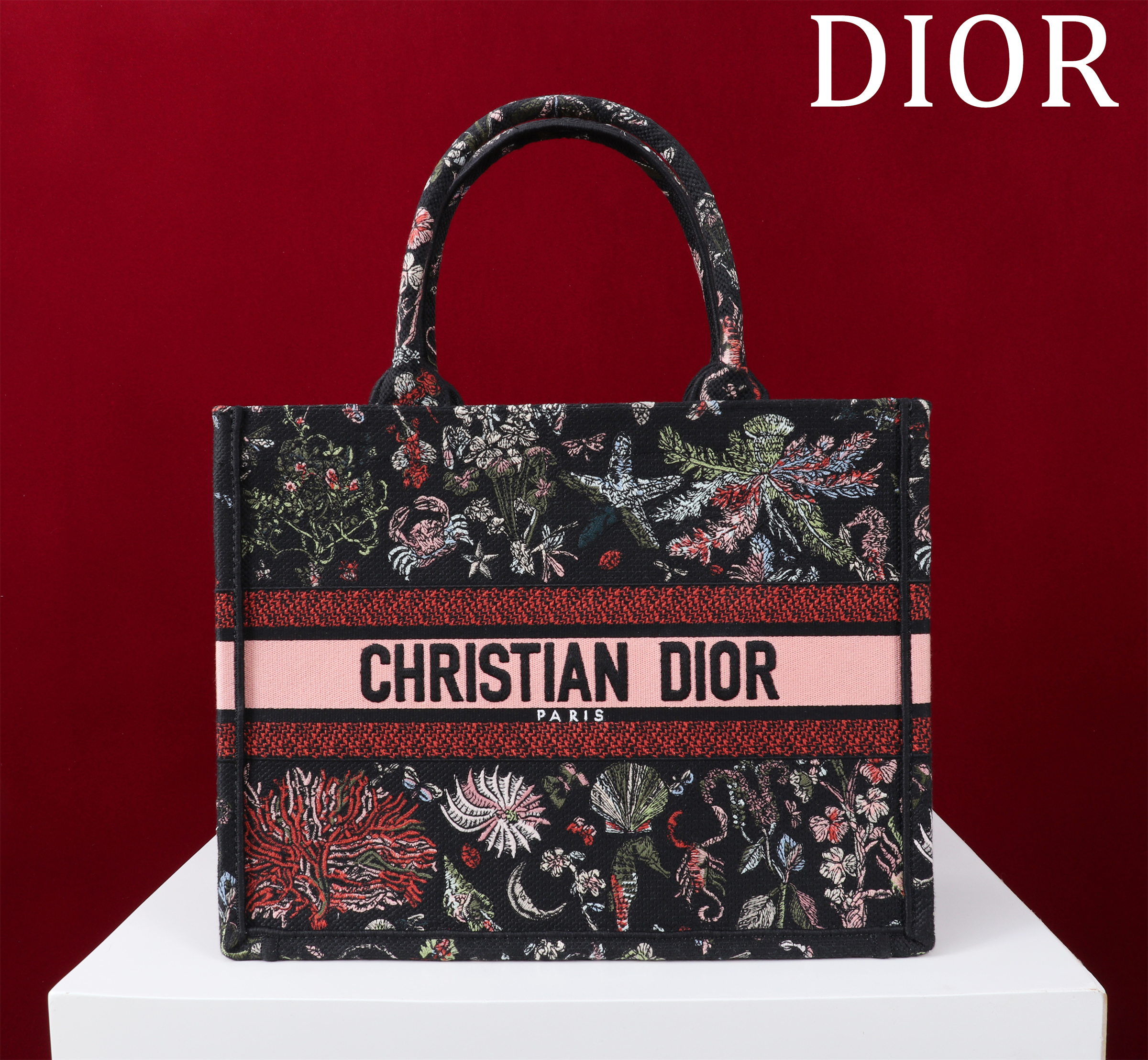 Bagsaaa Medium D10r Book Tote Black Embroidery with Multicolor D10r Cabinet de Curiosités Motif - 36 x 27.5 x 16.5 cm