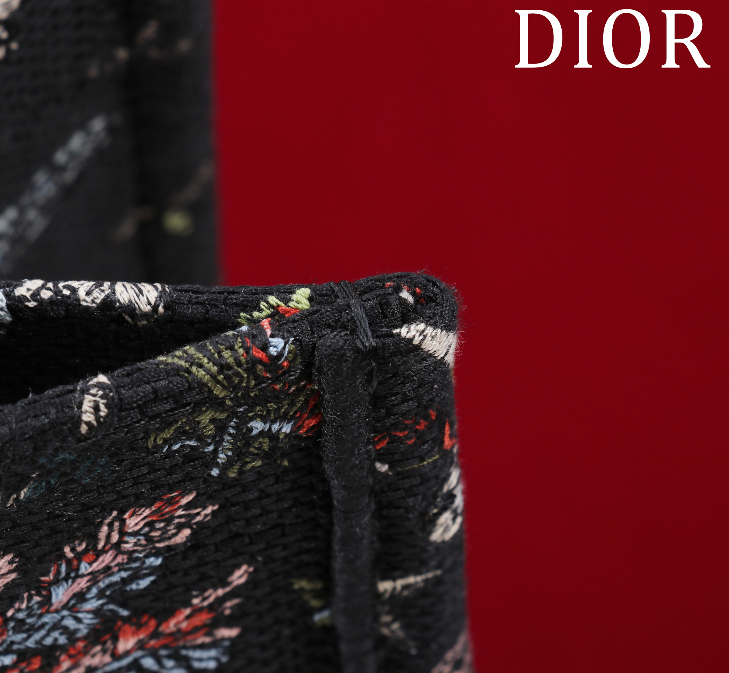 Bagsaaa Medium D10r Book Tote Black Embroidery with Multicolor D10r Cabinet de Curiosités Motif - 36 x 27.5 x 16.5 cm