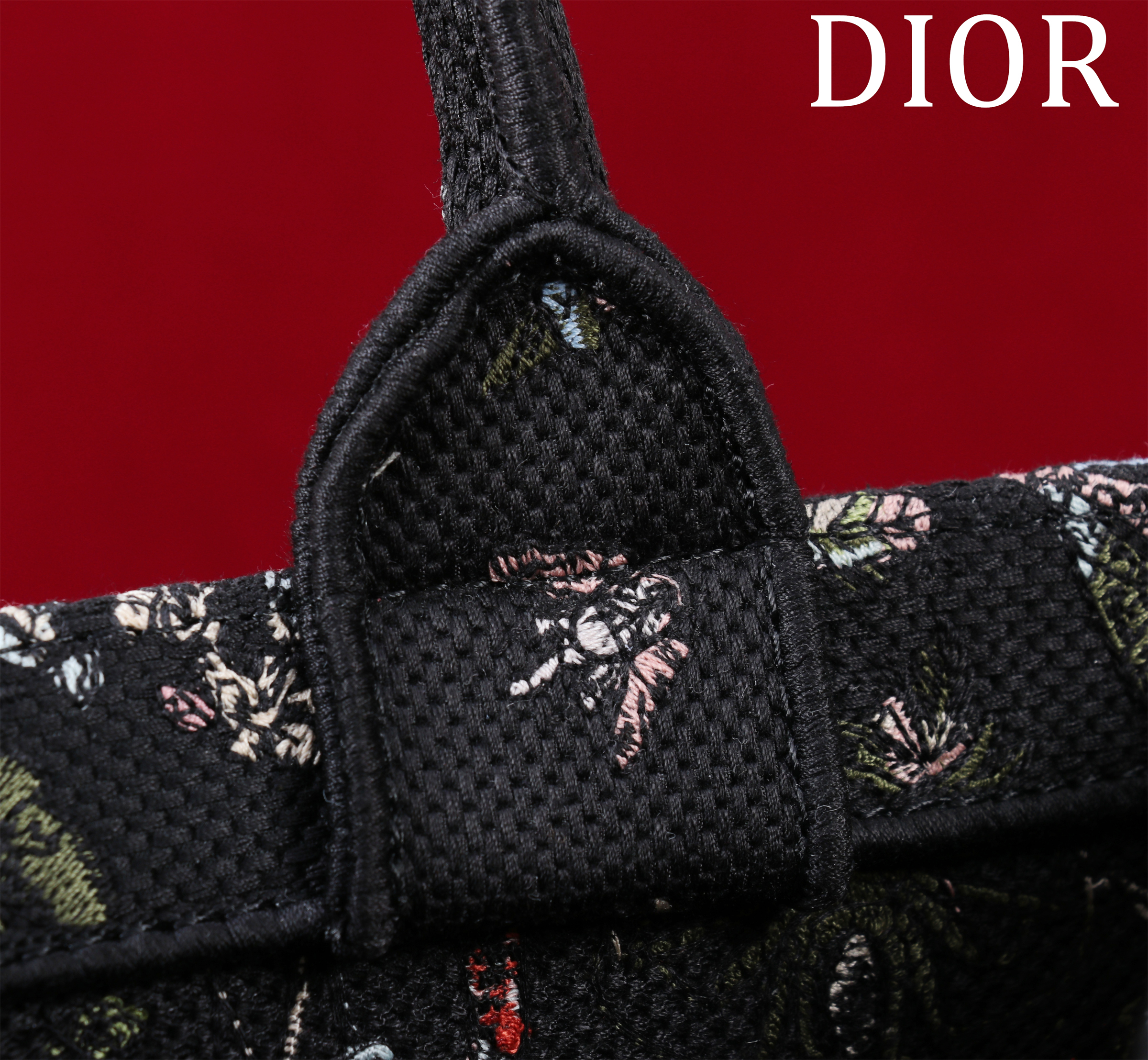 Bagsaaa Medium D10r Book Tote Black Embroidery with Multicolor D10r Cabinet de Curiosités Motif - 36 x 27.5 x 16.5 cm